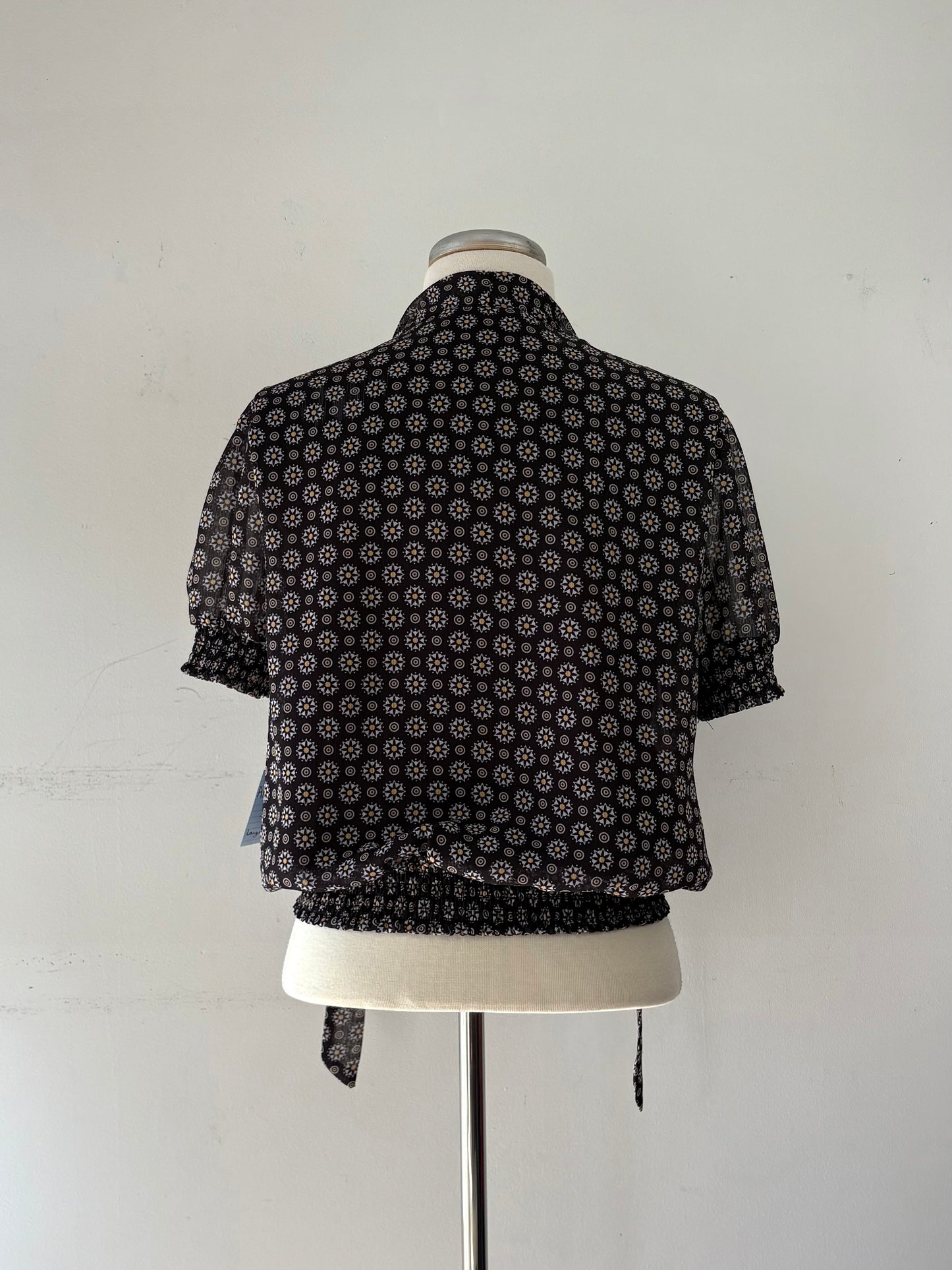 Blouse noire motif jaune, manche courte, encolure en V | ABEL-02(L)