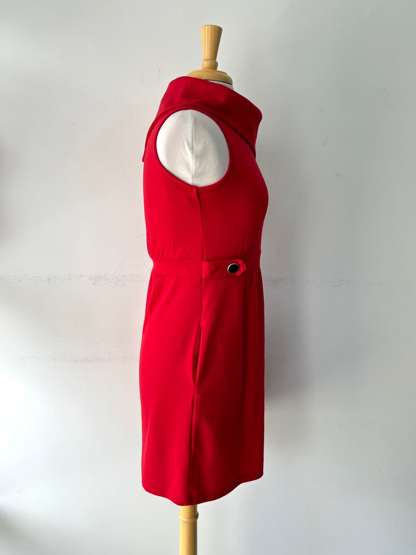 Robe rouge, pas manche, poche, col trois boutons un côté | PINK-446 (S)