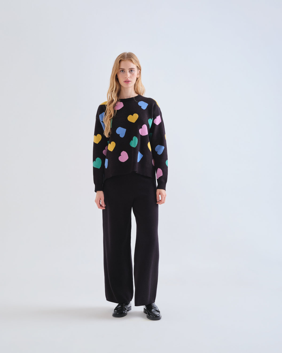 Chandail Candy noir à cœurs multicolores, silhouette complète