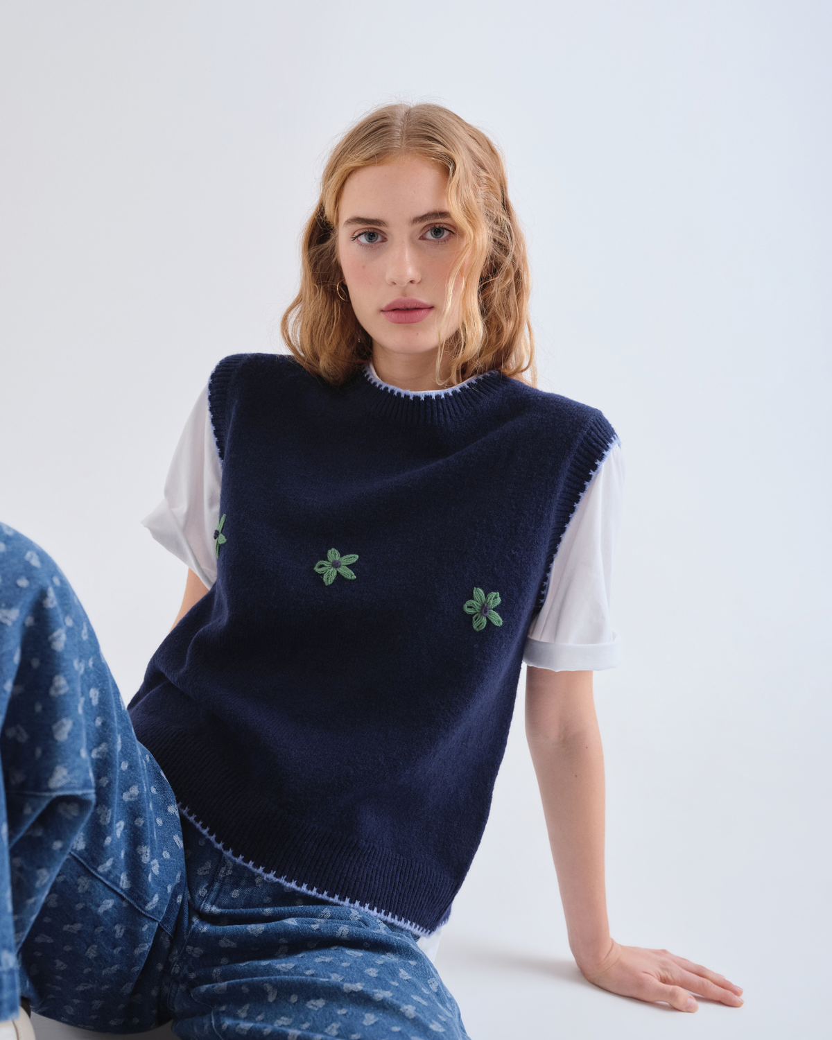 Débardeur marine Embro à broderies florales, vue portée assise