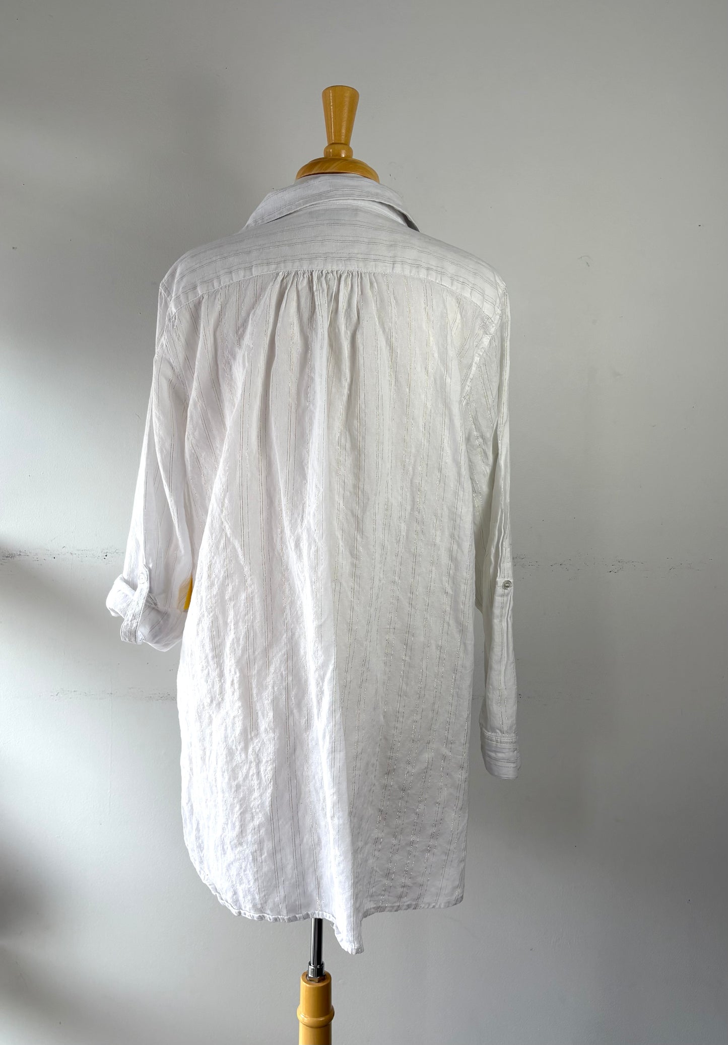 Tunique/chemise blanche, fil doré, manche longue, poche, encolure en V | MCAR-14 (2X)