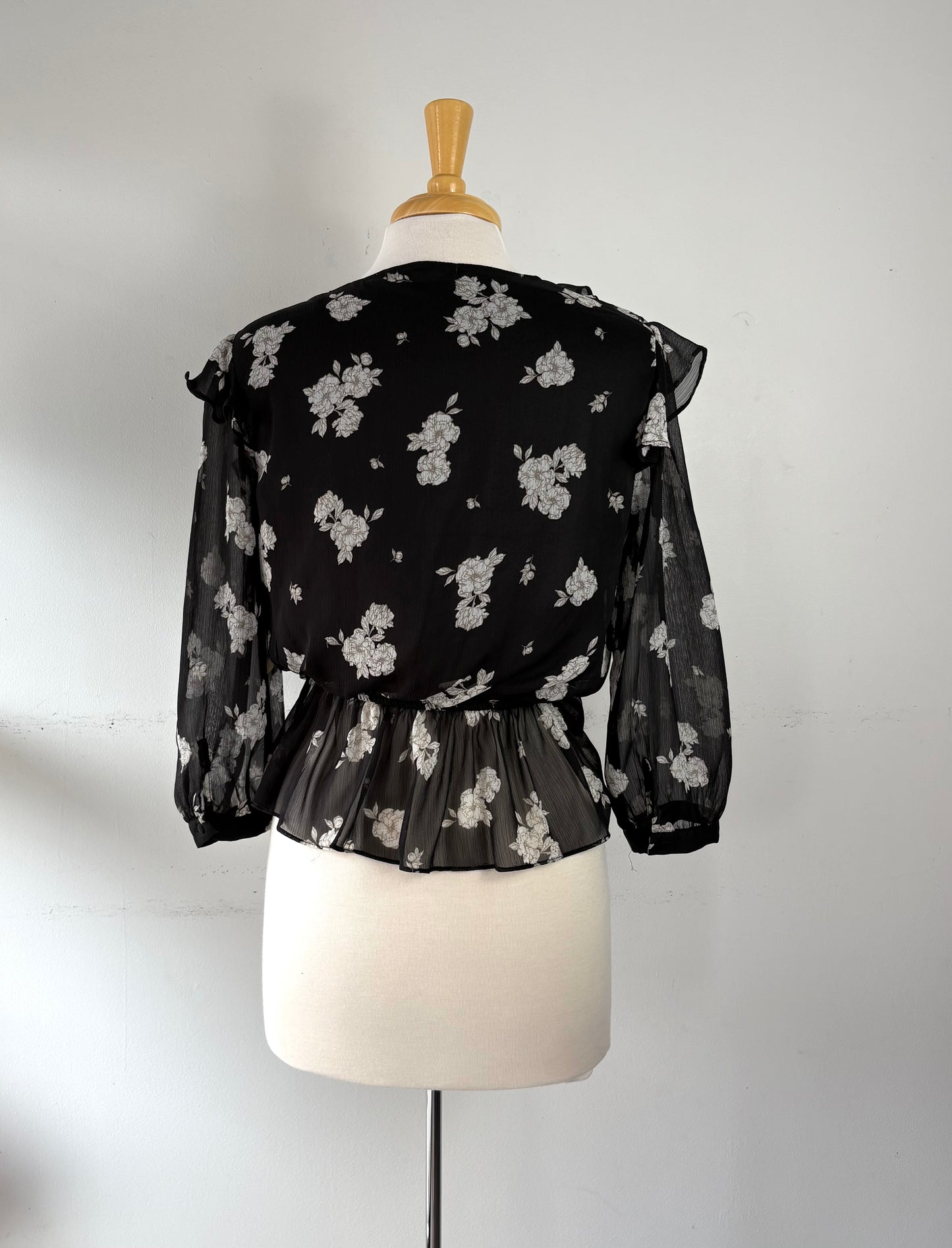 Haut noir, fleurs blanches, encolure en V, manche longue | MNDUH-68 (M)