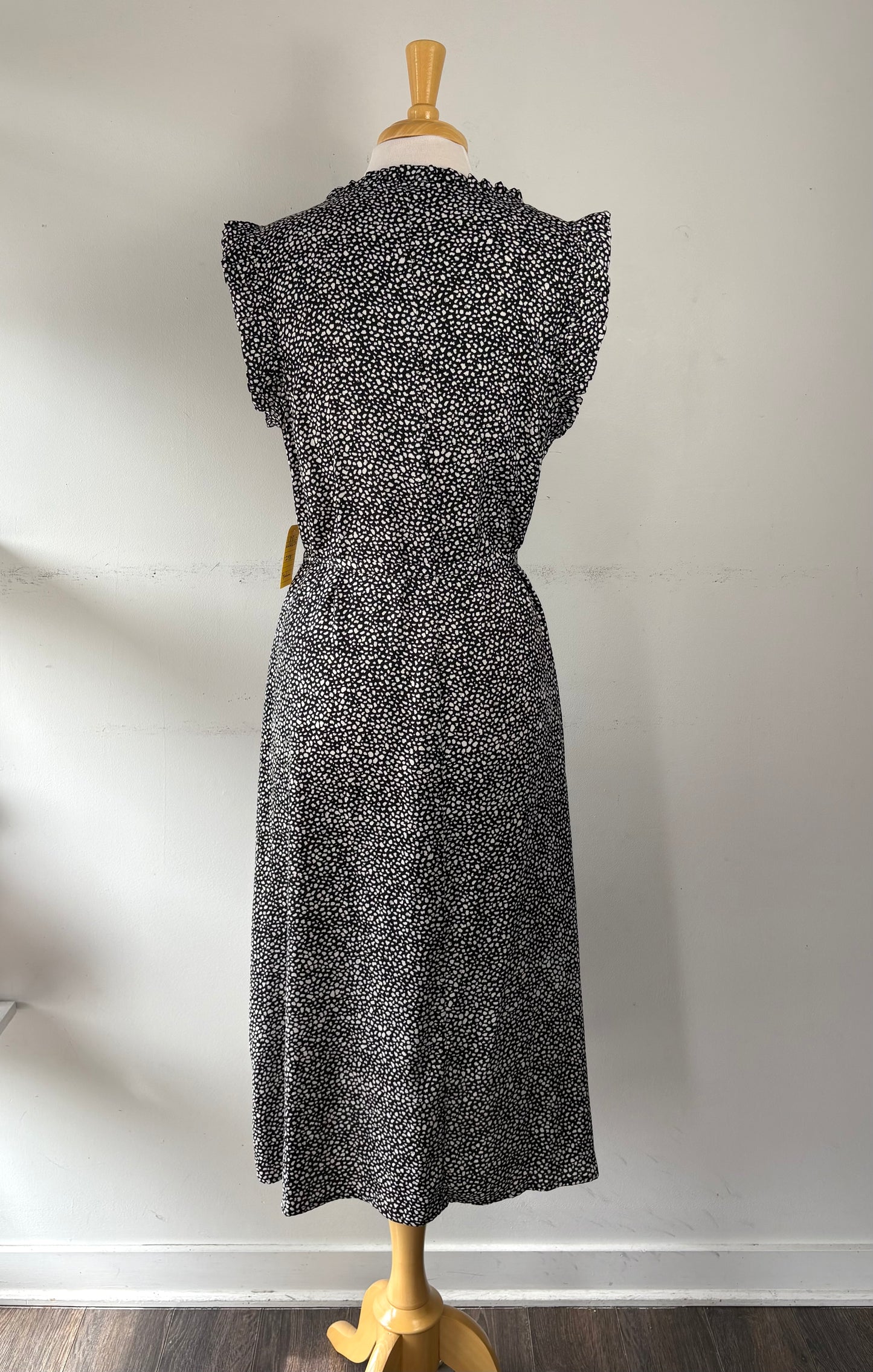 Robe fond noir, petit motif blanc, pas manche, ceinture | JJOD-12 (M)