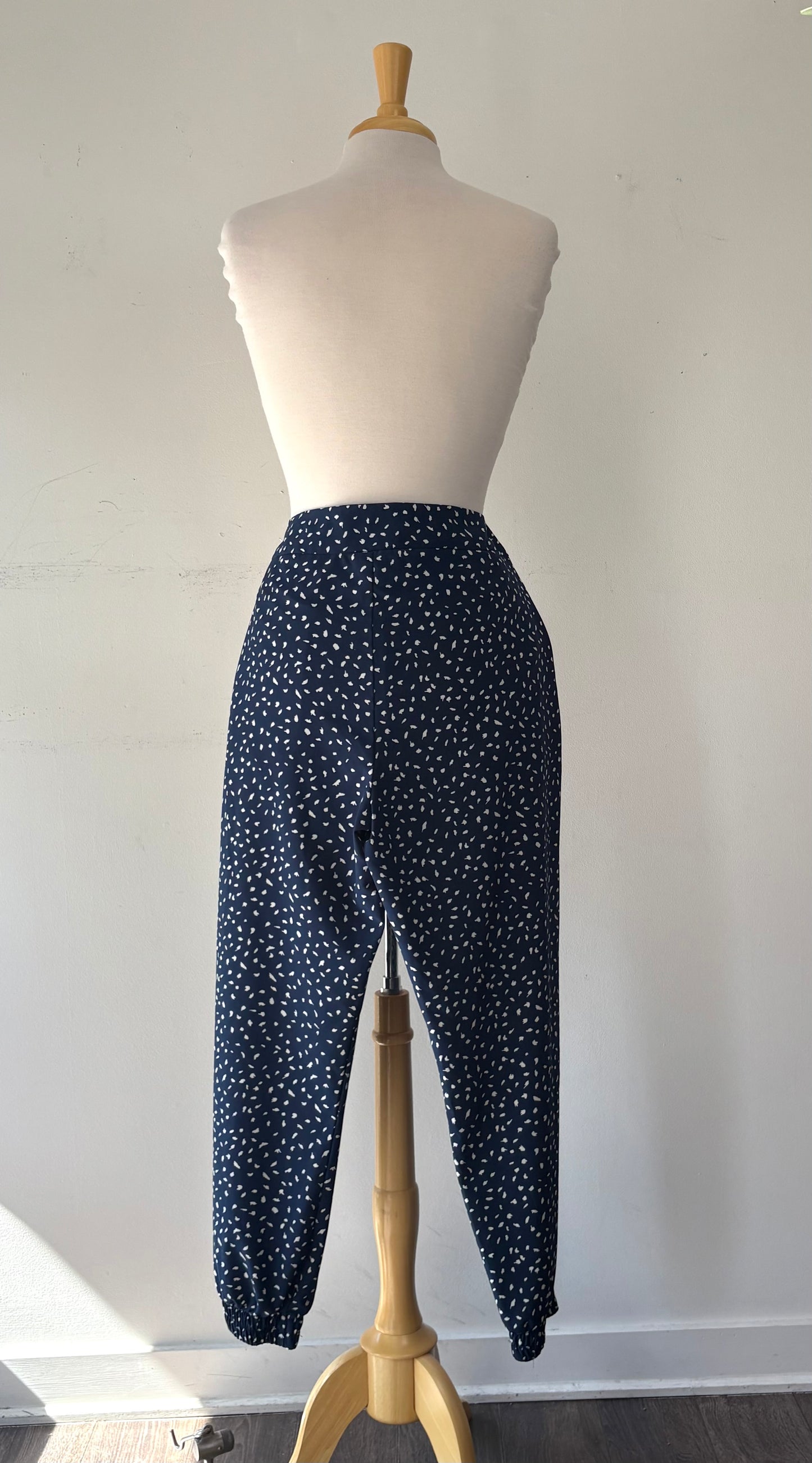 Pantalon marine, motif blanc crème, élastique au bas, poche | PINK-565 (M)