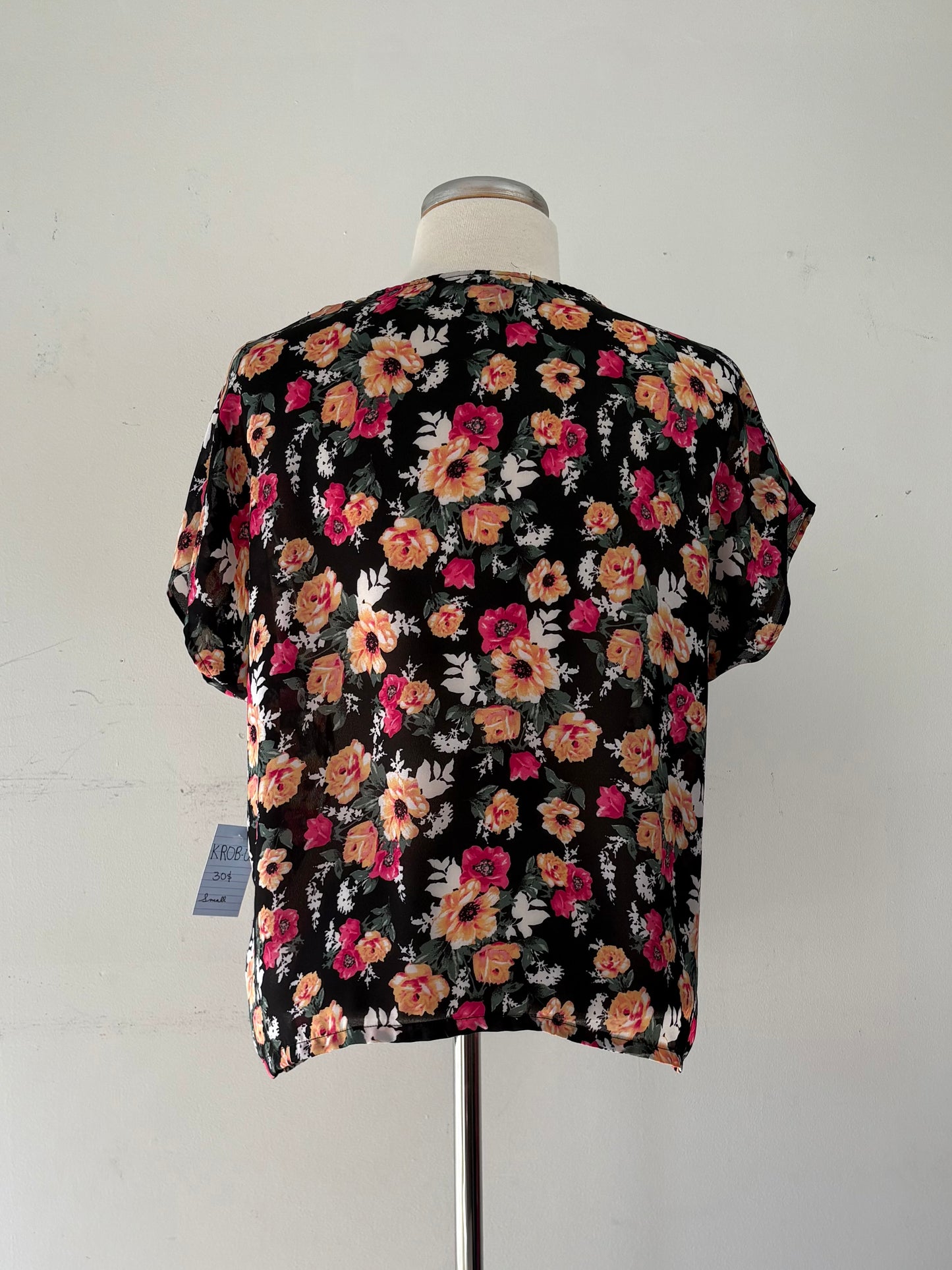 Top noir, fleuri rose/pêche/blanc, bout de manche | KROB-06 (S)