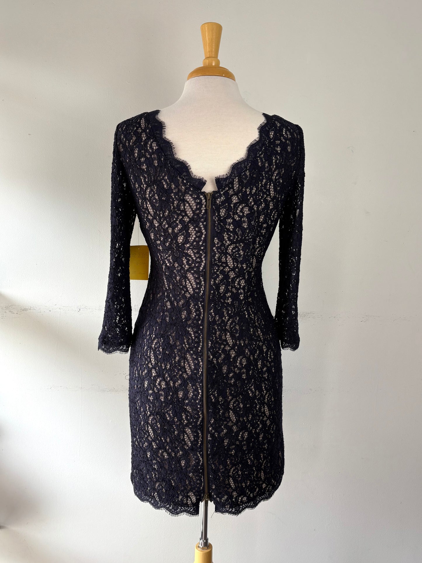 Robe en dentelle marine étroite, encolure évasée, manche 3/4 | PINK-556 (38)