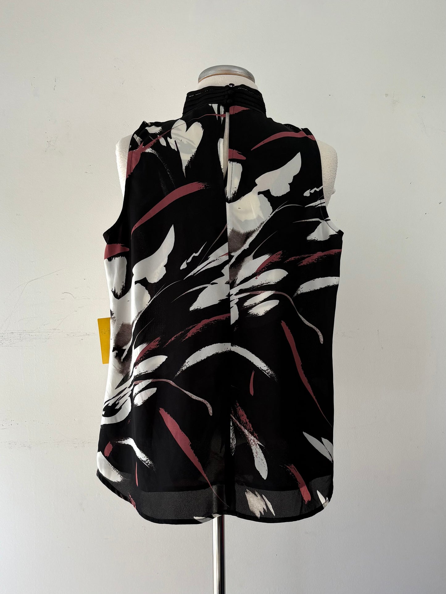 Haut fond noir, motif rose cendré/blanc, encolure en V, pas manche | MNDUH-67 (XS)
