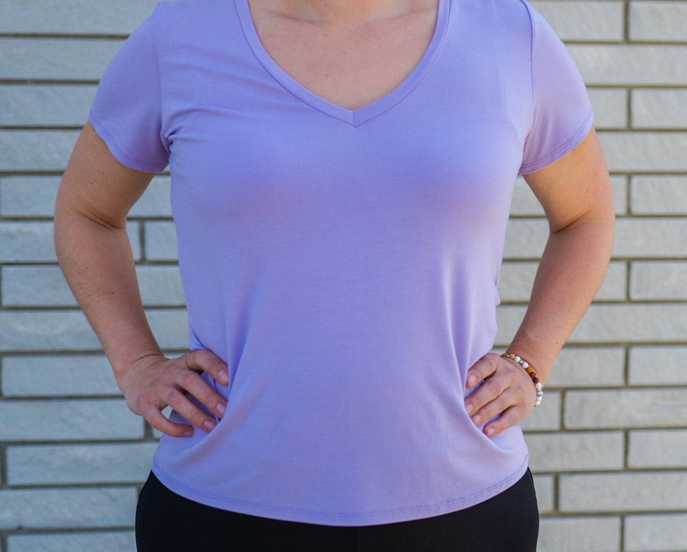 T-Shirt couleurs Col V, manches courtes en bambou (Pinkmuchacha)