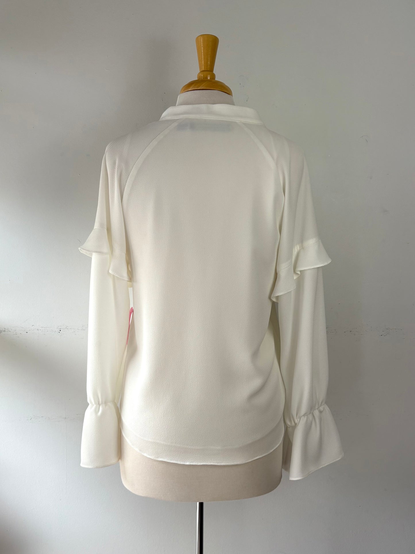 Blouse blanche, manche longue, volant au bas de la manche | FTHI-49 (6 ans)