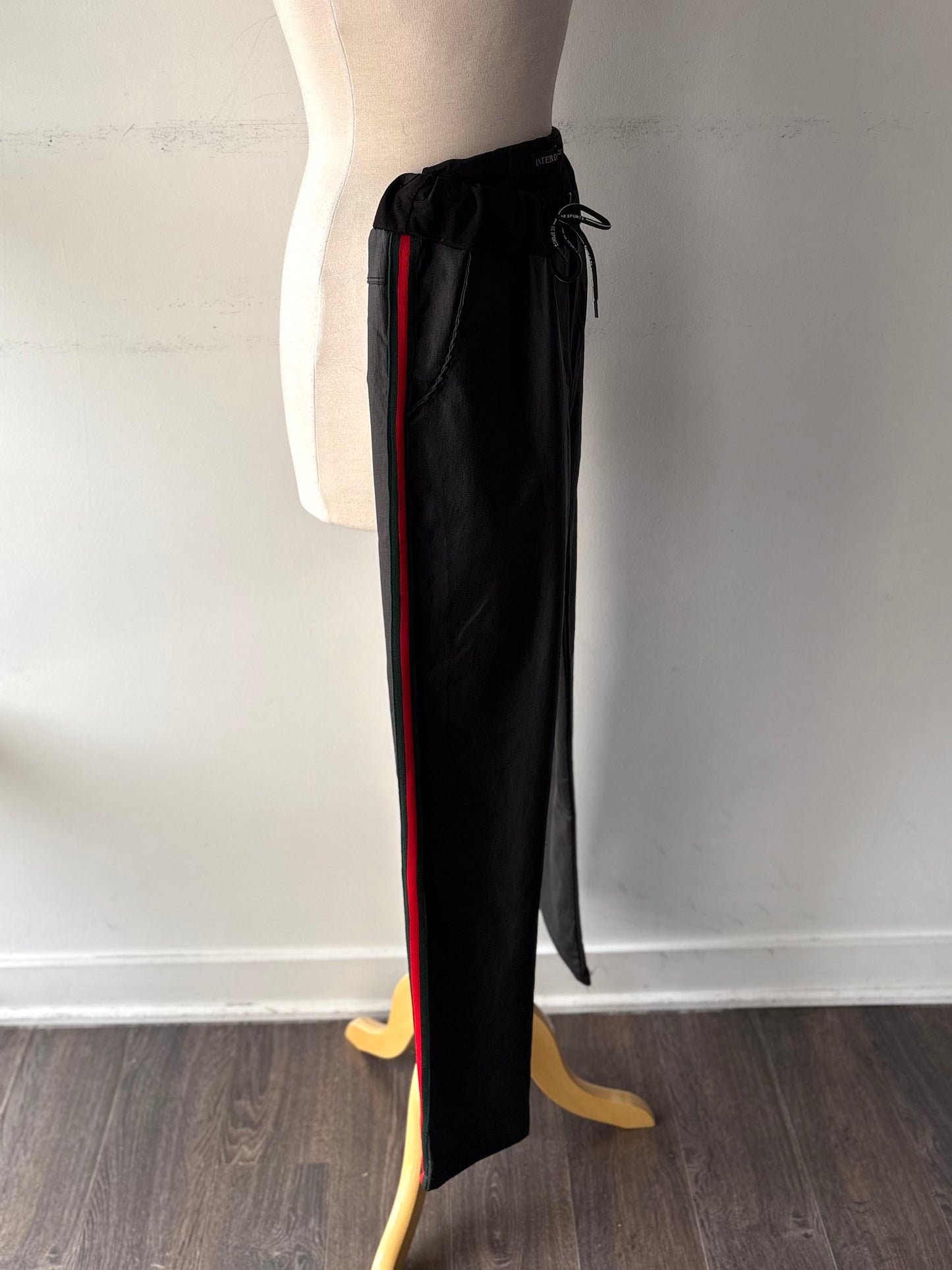 Jogger faux cuir noir, bande rouge et verte sur le côté | EROY-32 (M)