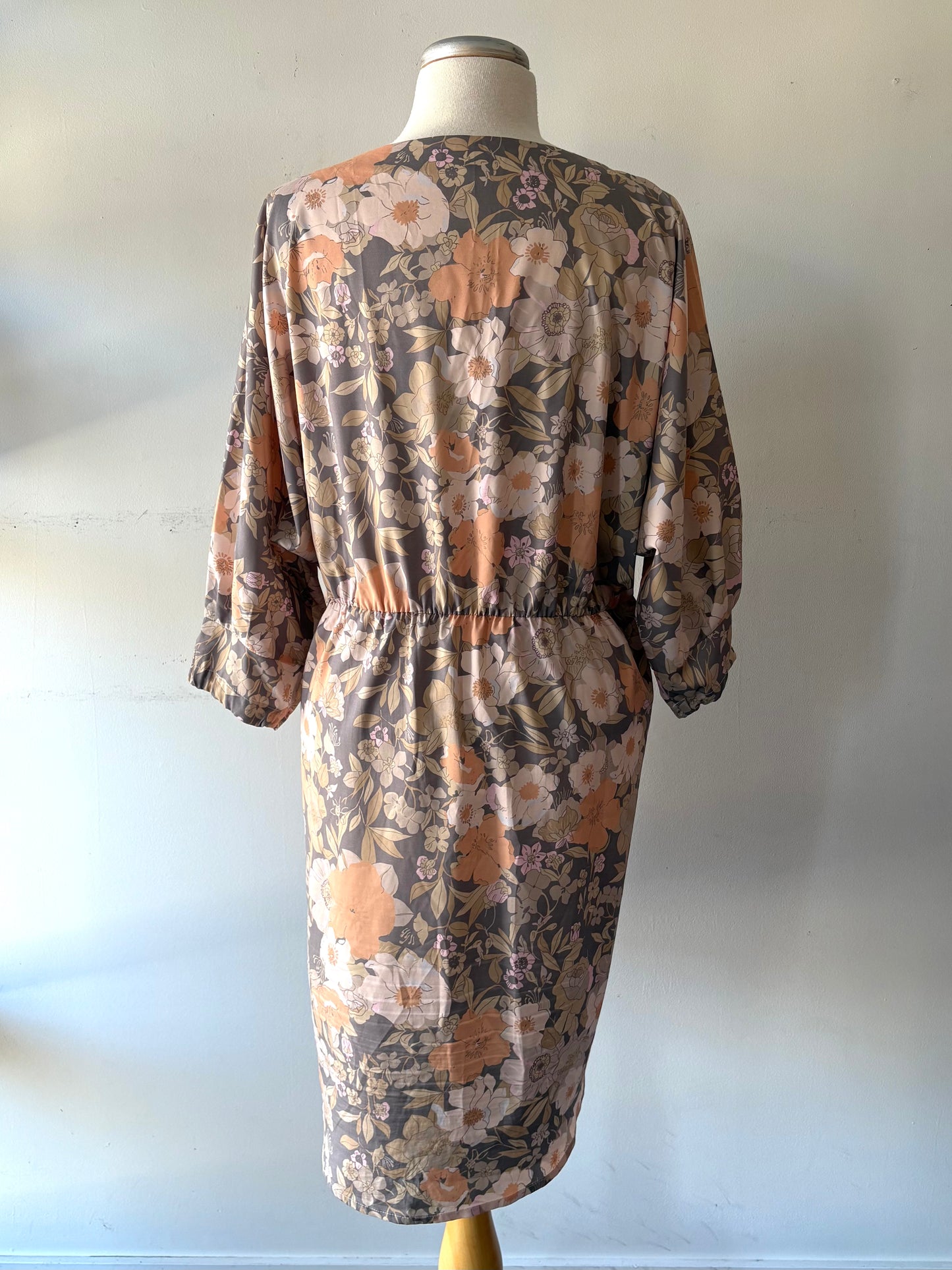 Robe pêche, grise, beige, rose fleurie, manche 3/4, devant cache-coeur | ASIM-166 (XL)