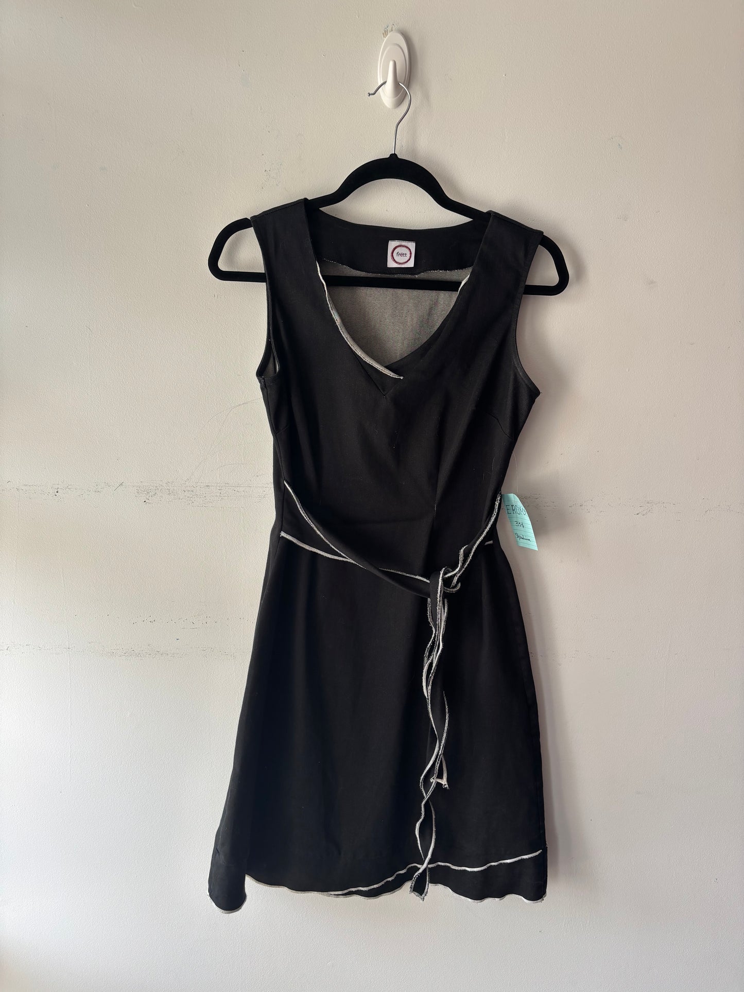 Robe noire détails blancs| EROY-04 (M)