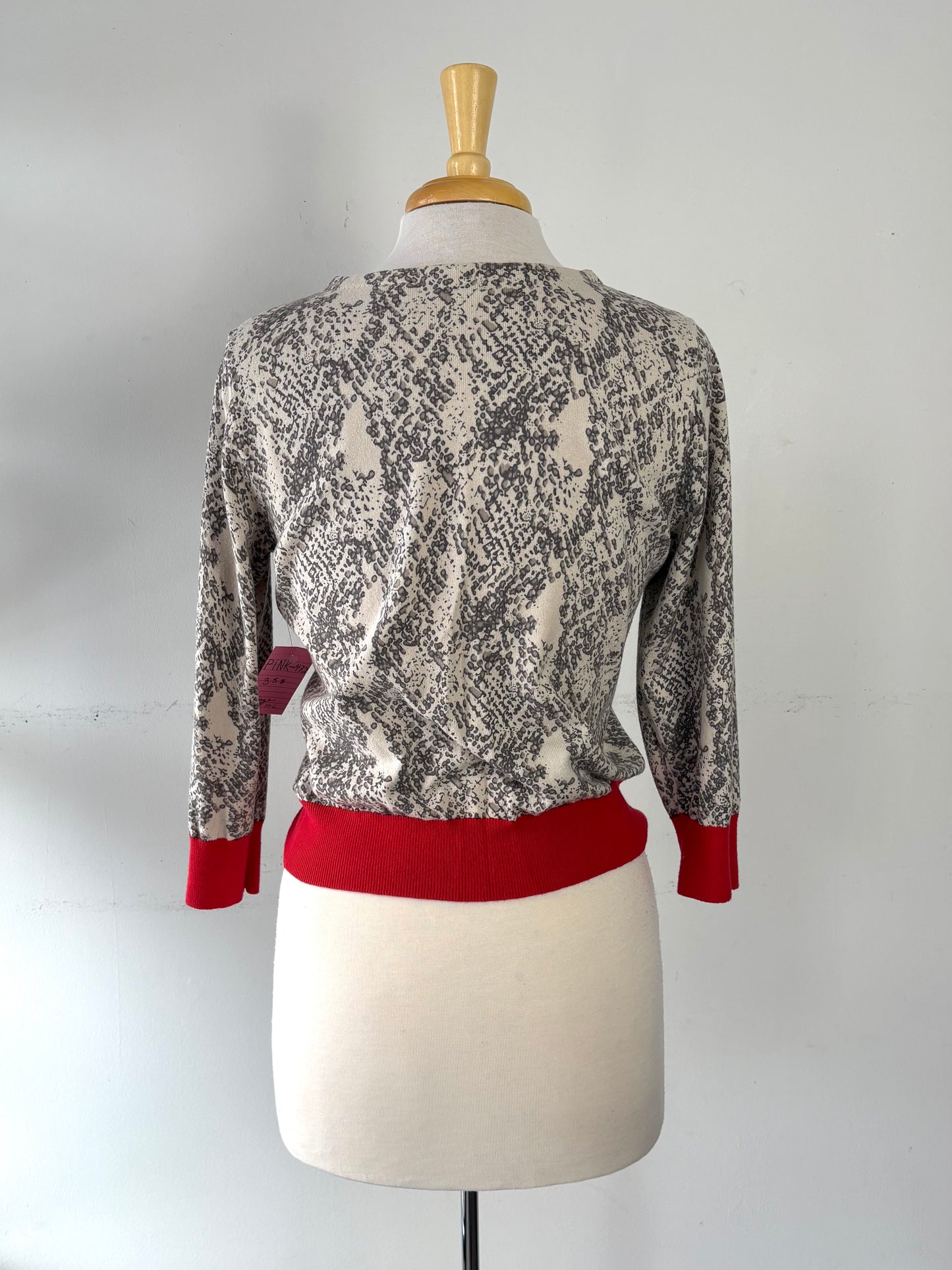 Veste crème, motif gris, bas manche rouge | PINK-472 (XL fait M)