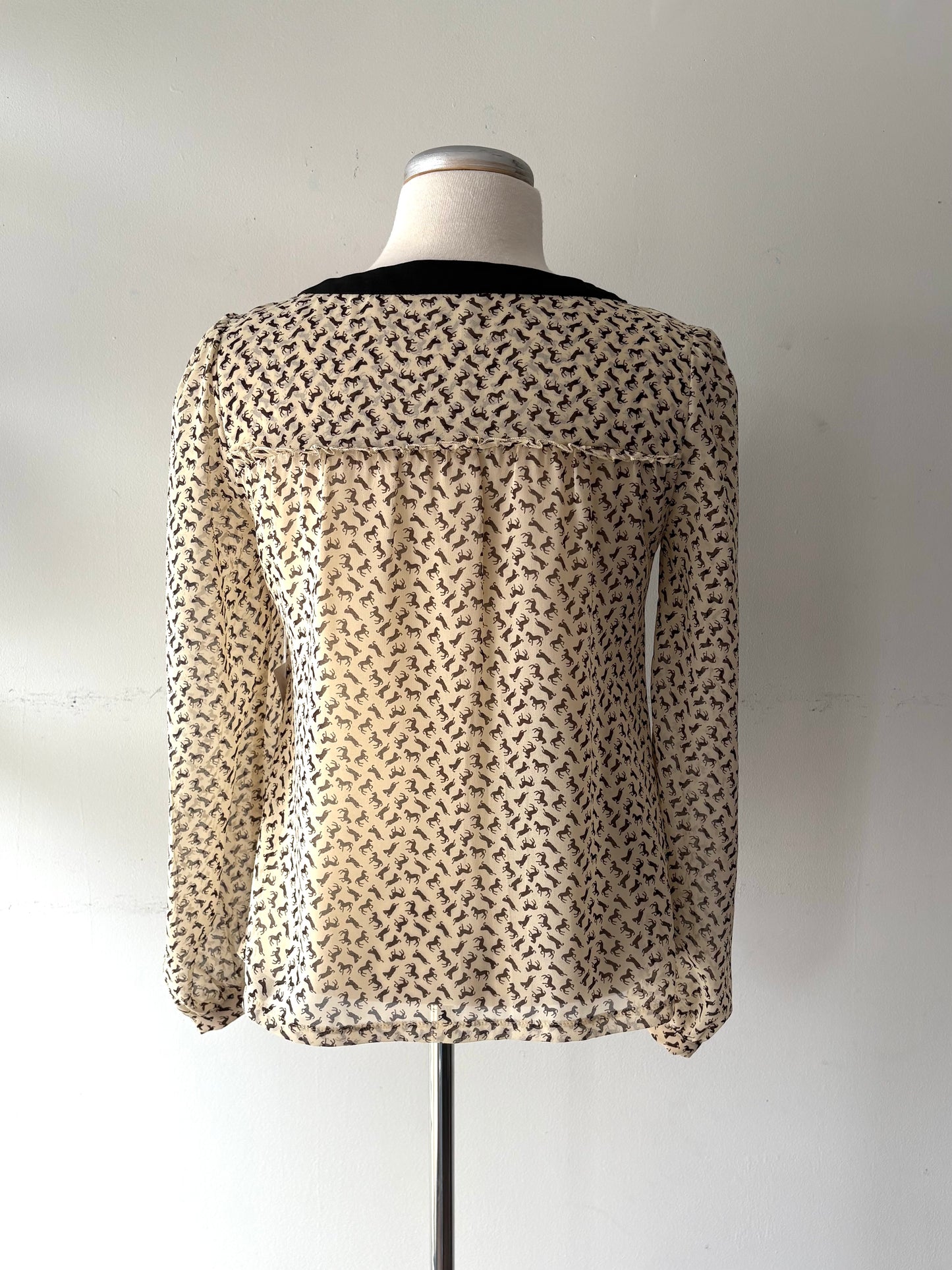 Chemisier beige motif cheval, col imitation boucle, manche longue, bouton doré | ATRA-09 (S) (S)