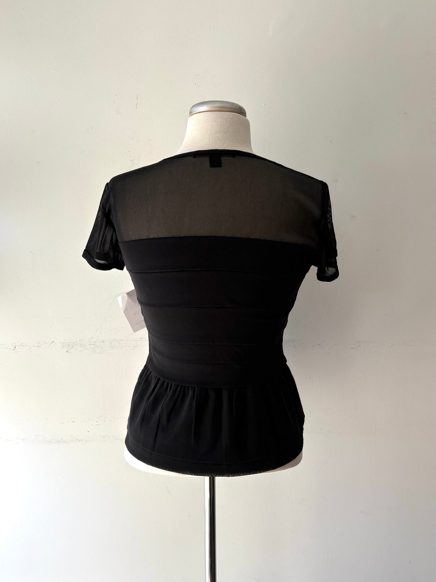 Top noir, manche courte, volant au bas | NMIL-68 (M)