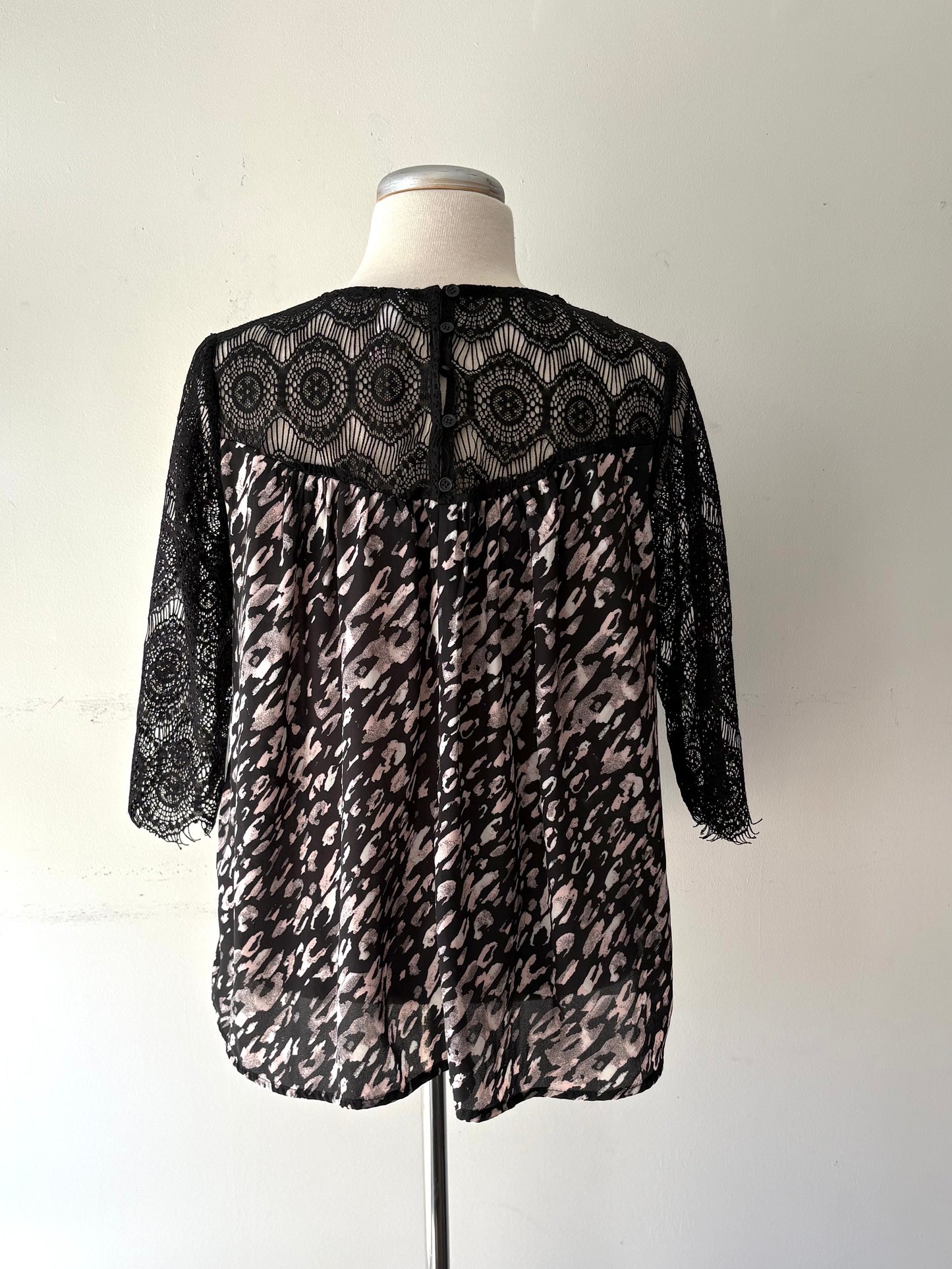 Haut noir, manche 3/4, haut et manche dentelle noir, bas gris motif | MNDUH-55 (L)