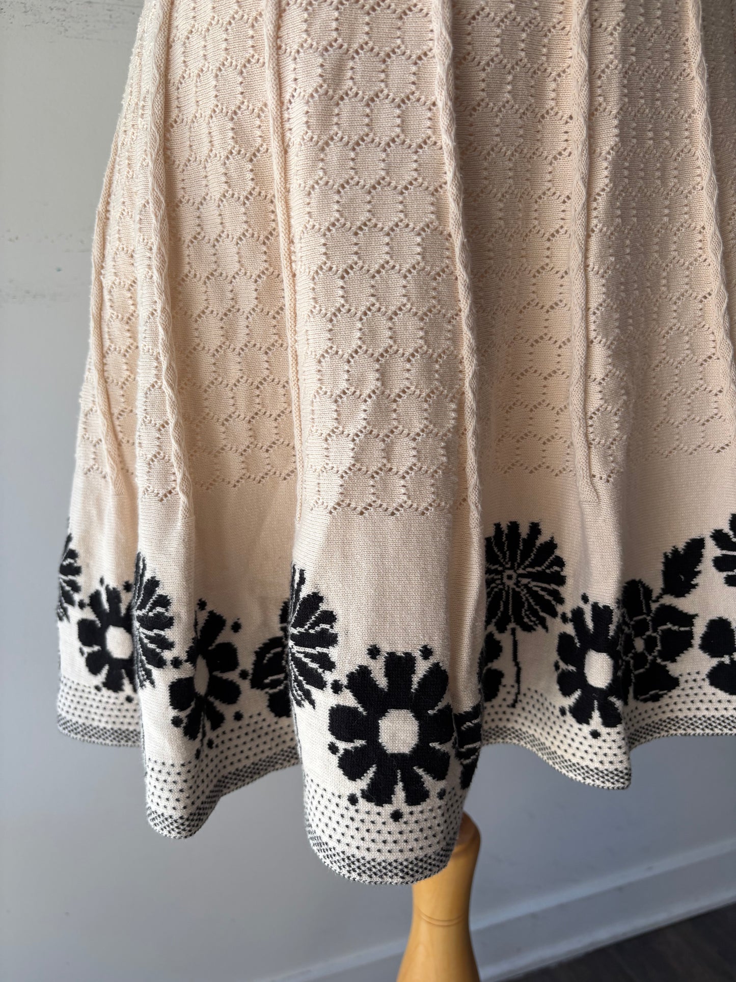 Jupe crème tricot taille bande élastique, bas fleur noire | NMIL-49 (M)