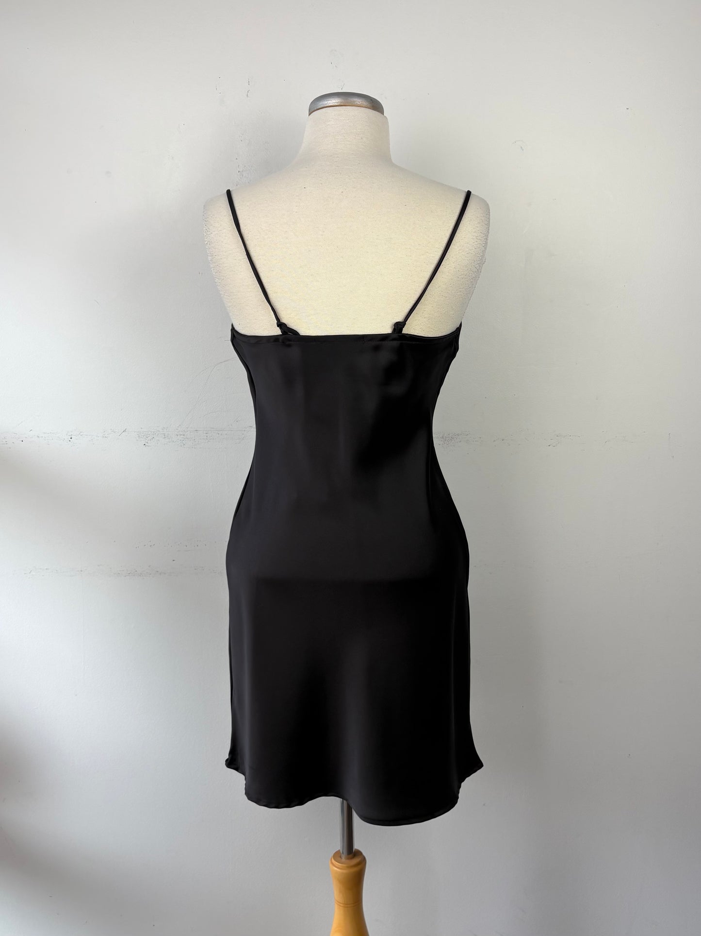 Robe satin noire, bretelles fines | MLAB-04 (S)