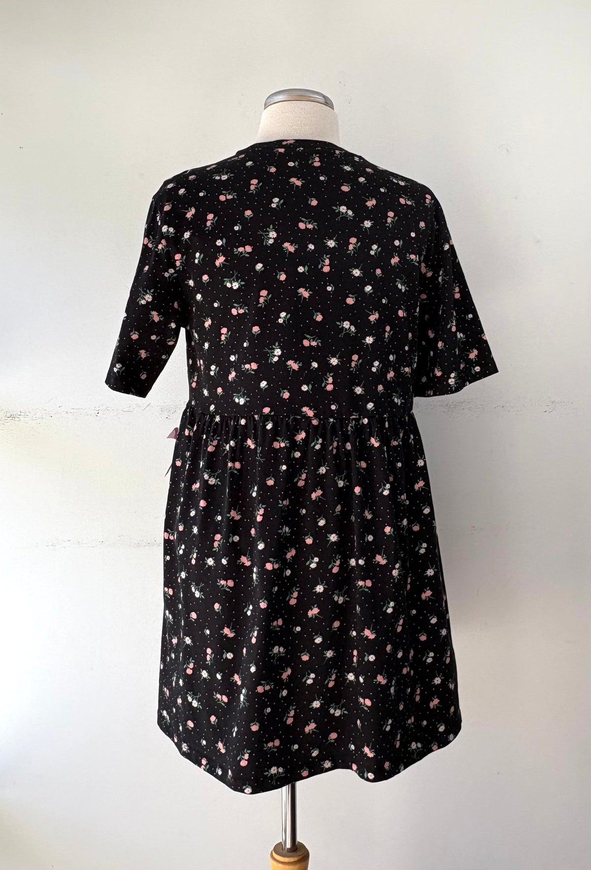 Robe noire, fleurie saumon/pêche, manche courte, encolure en rond | PINK-560 (S)