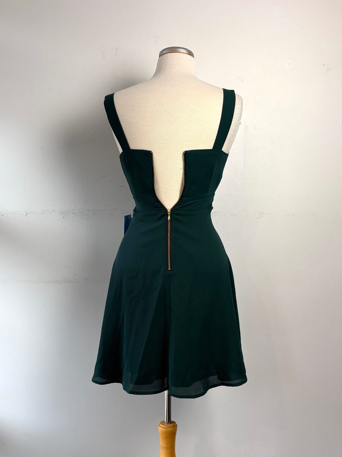 Robe vert forêt, fermeture éclair au dos or, devant croisé, bretelle large neuve | MFLAV-11 (XS)