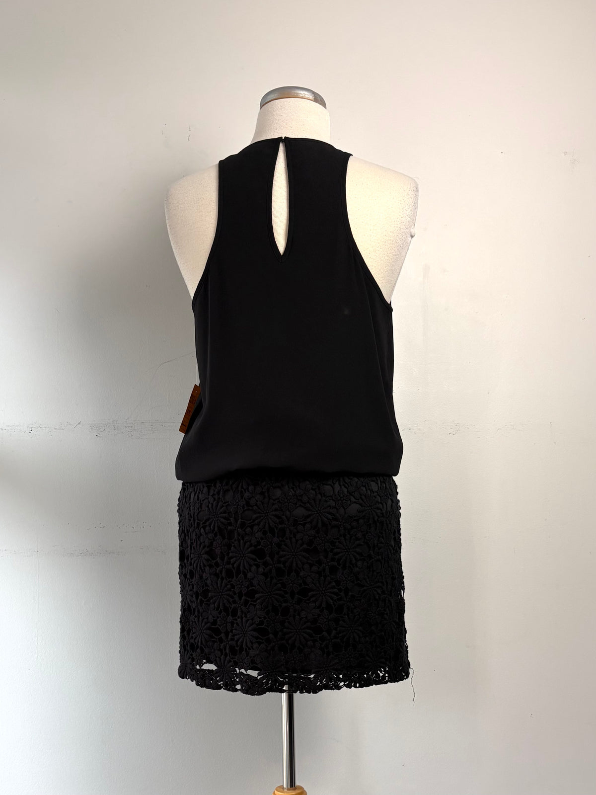 Robe noire, dentelle bas de la robe, pas manche | MDUB-28 (M)