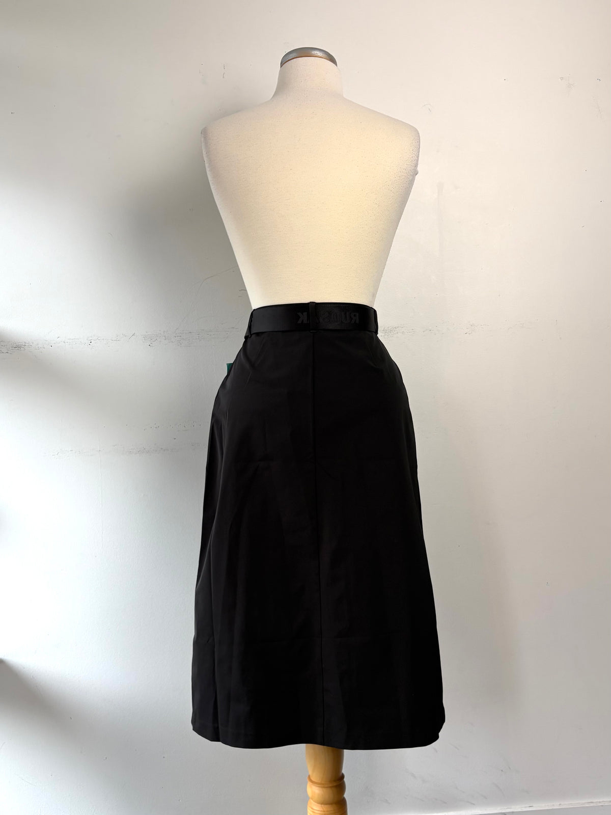Jupe noire, boutons-pression, poches | SBER-36 (M)