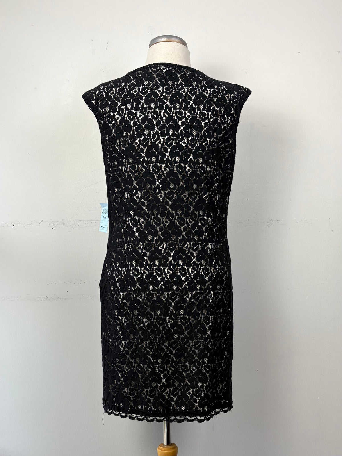 Robe dentelle noire, fond blanc, encolure évasée, pas manche | CHEB-26 (L)