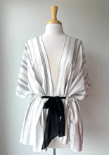 Charger l&#39;image dans la galerie, Kimono Rayé noir avec ceinture | Lola (Pinkmuchacha)
