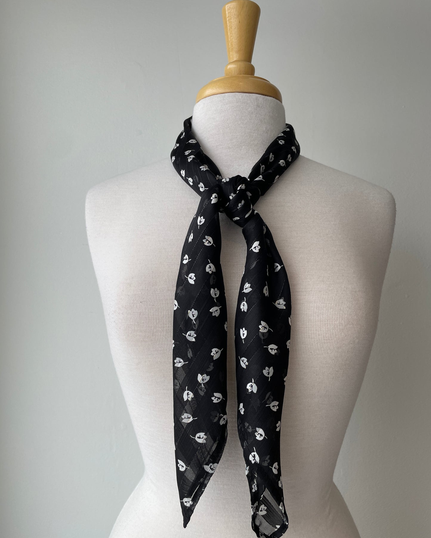 Moyen Foulard noir fleurs blanches (Pinkmuchacha)