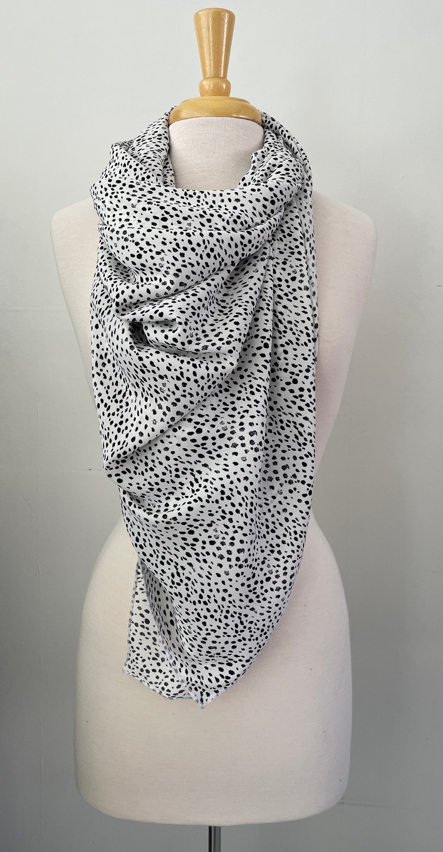 Grand Foulard blanc picots noirs (Pinkmuchacha)