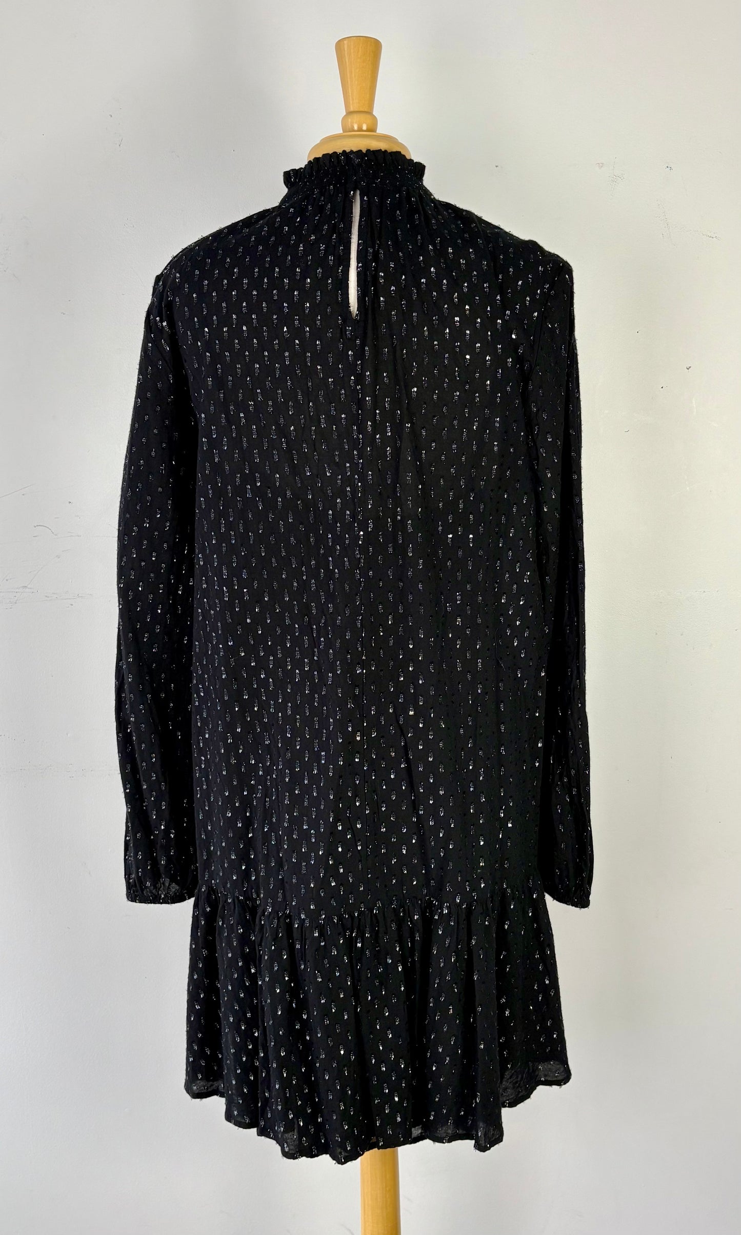 Robe noire, volant bas, manche longue | PINK-362 (L)