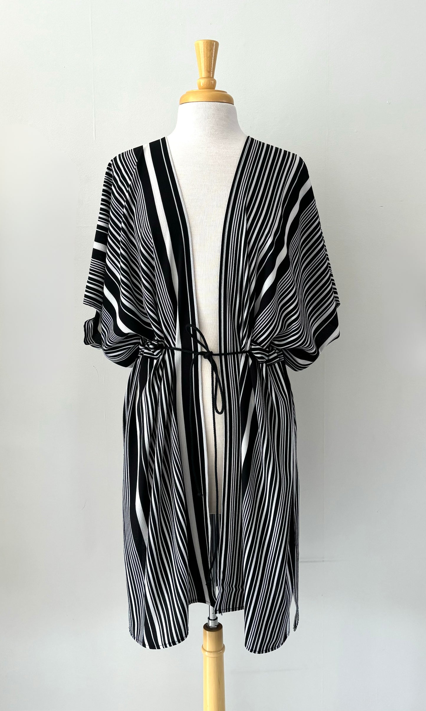 Kimono Rayé noir & blanc avec cordon | Lolita (Pinkmuchacha)