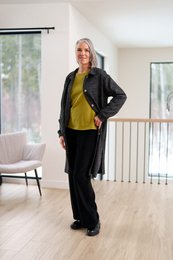 Pantalon palazzo Rigaud Corduroy noir porté avec veston, silhouette complète
