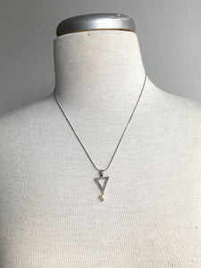 Collier triangles et perles 341 (Gribouille)