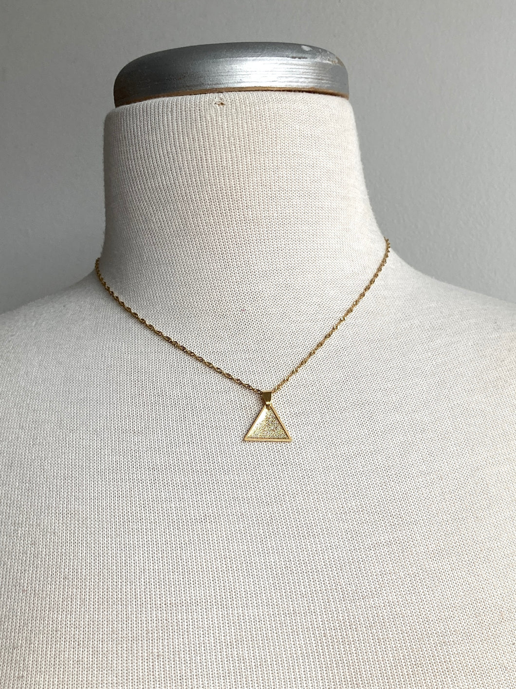 Collier triangles dorés 338 (Gribouille)