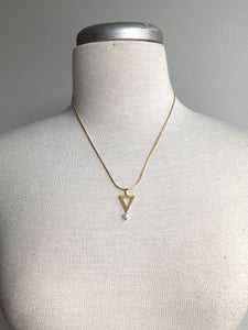 Collier triangles et perles 341 (Gribouille)