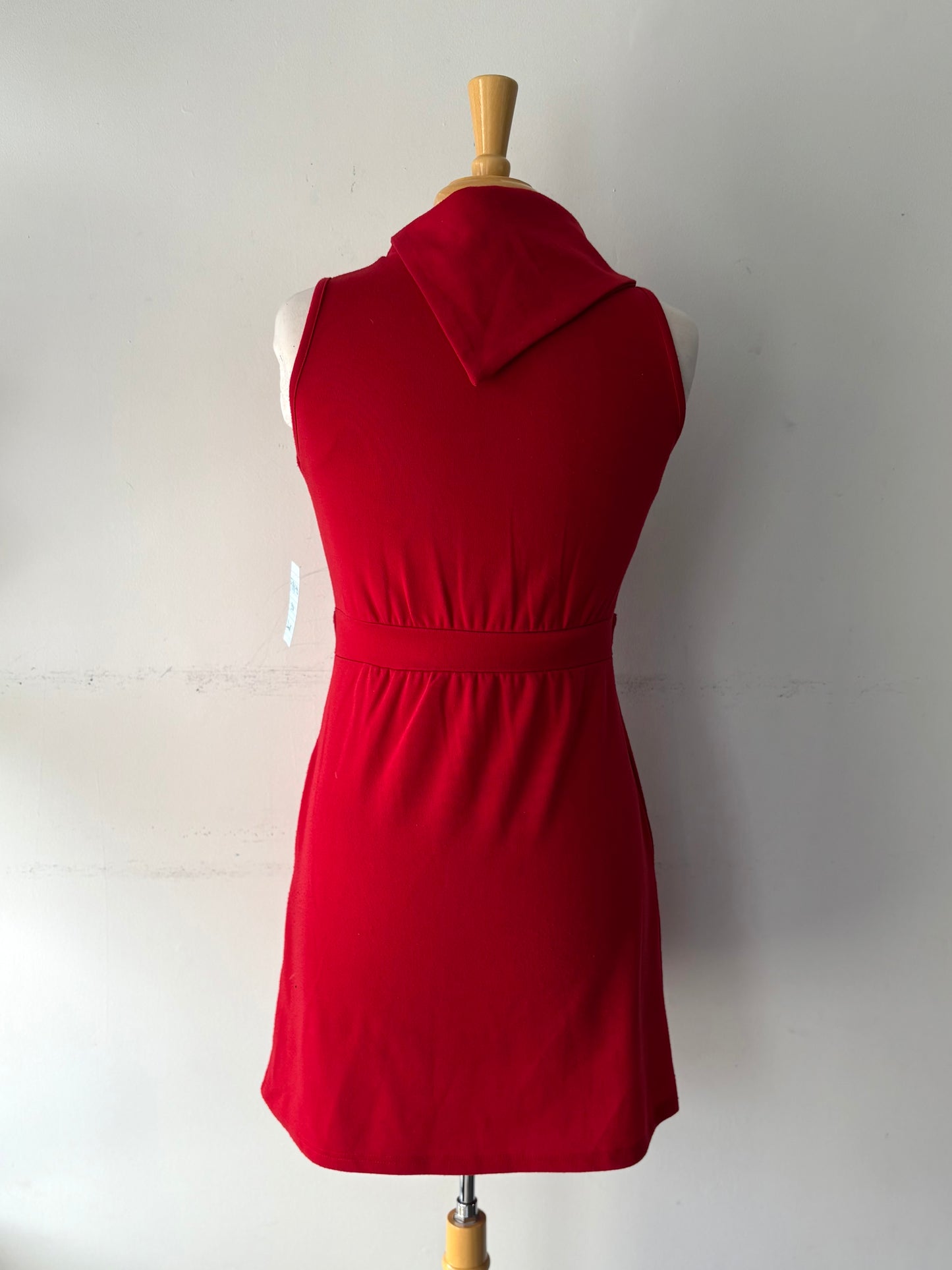 Robe rouge, pas manche, poche, col trois boutons un côté | PINK-446 (S)