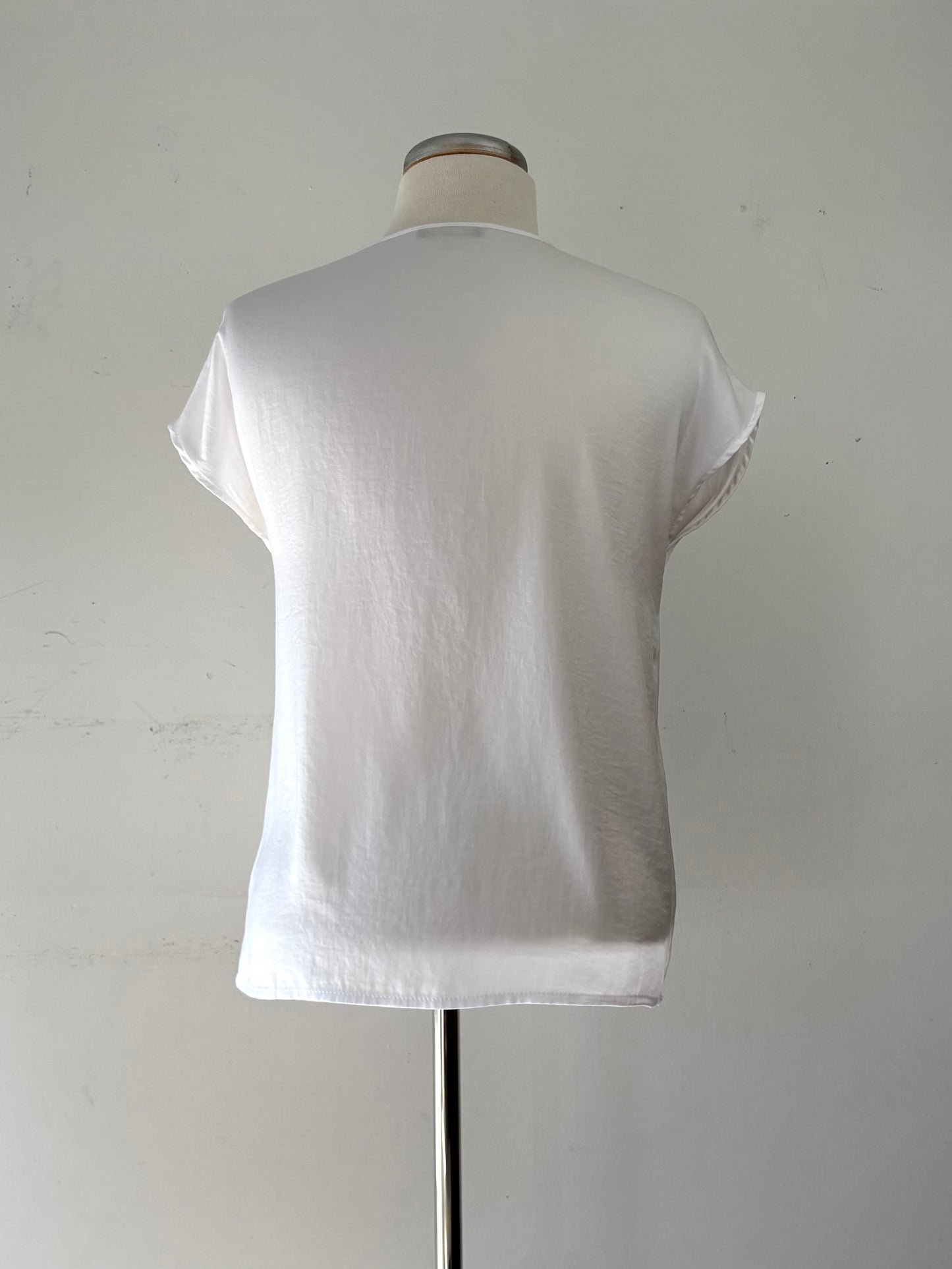 Top fluide blanc, pas manche, encolure en V | FTHI-50 (S)