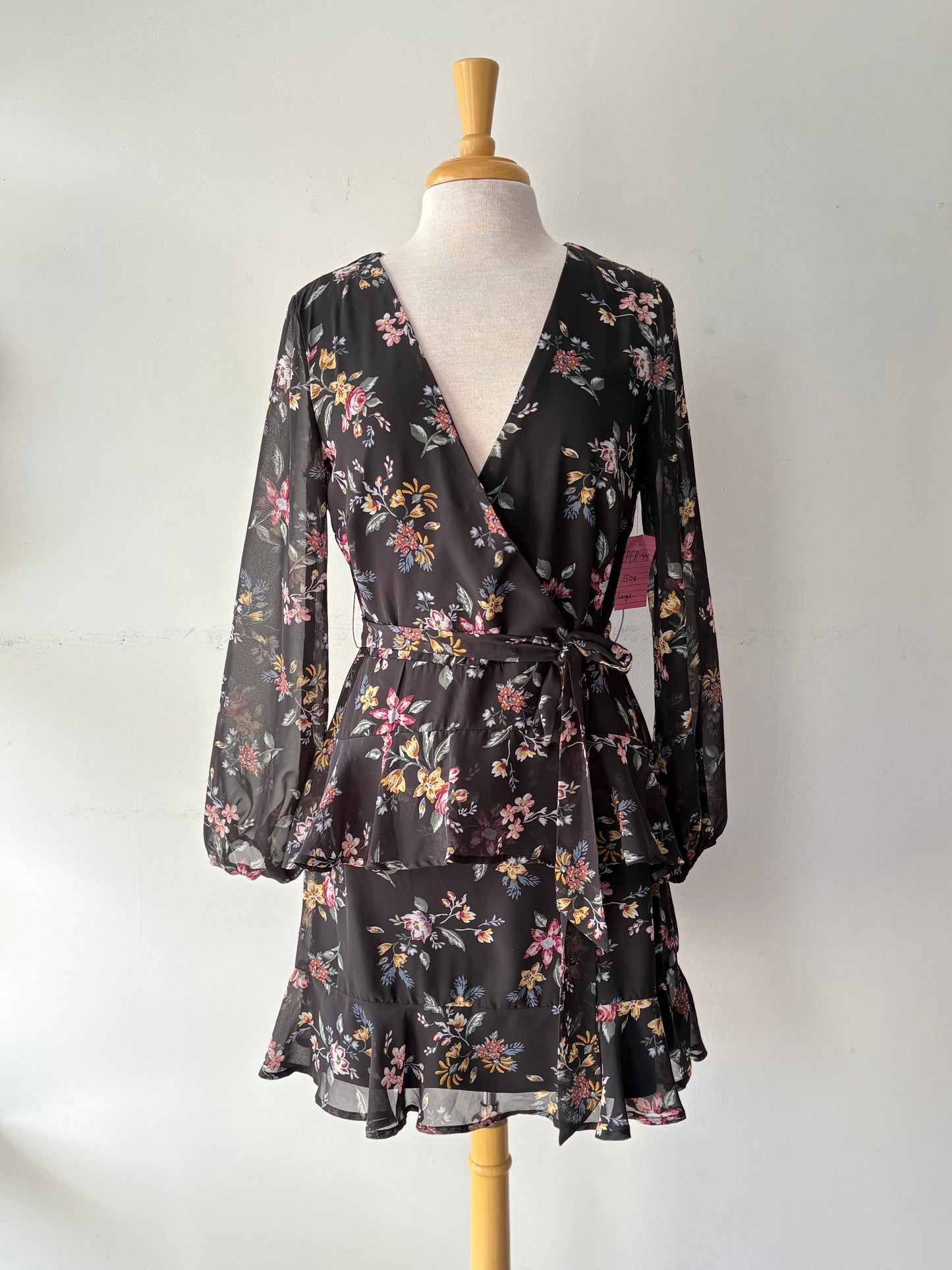 Robe noire à volants fleurie | CPER-44 (L)