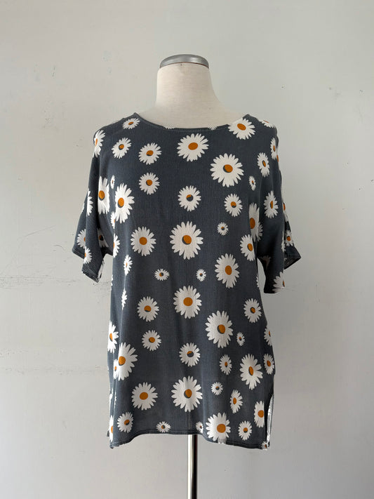 Haut gris moyen, marguerites blanches, encolure évasée, manche courte | MNDUH-93 (L)
