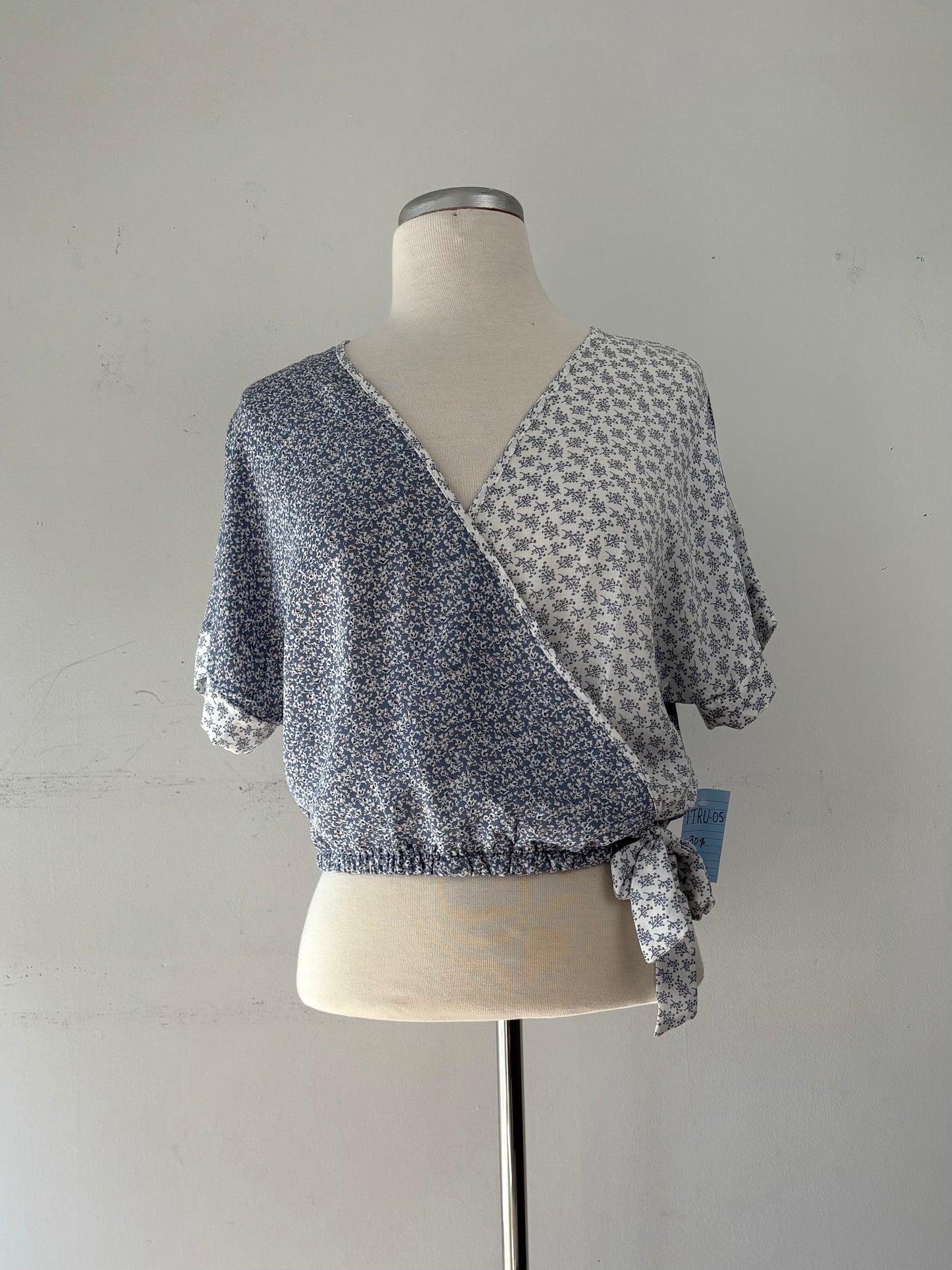 Top court bleu pâle motif, style cache-coeur, manche courte | TTRU-05 (M)