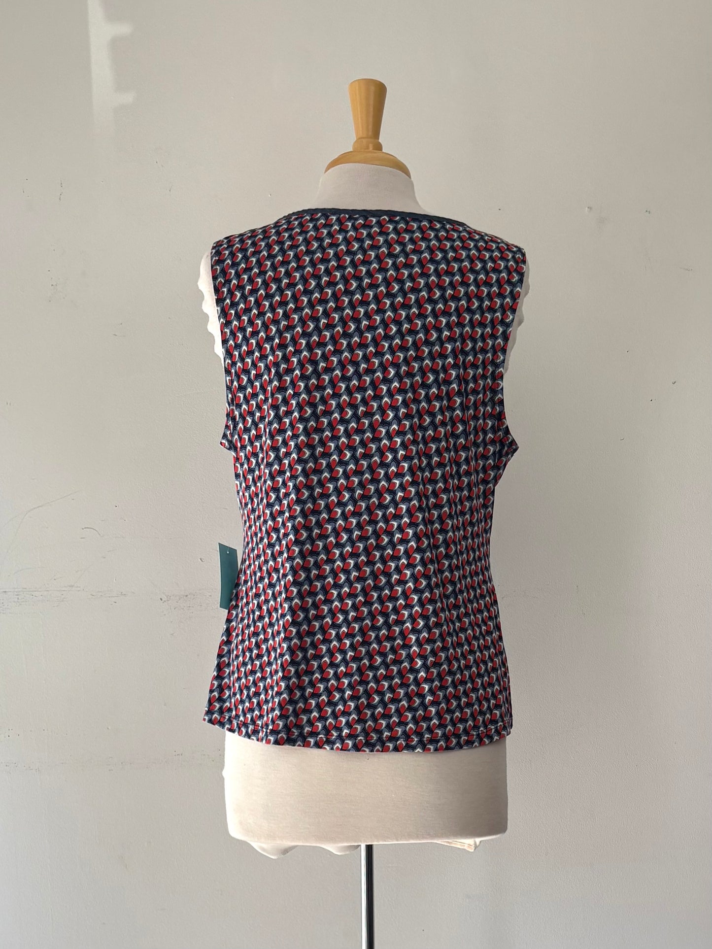 Haut motif bleu/bleu acier/rouge, pas manche, encolure en V | KLAV-34 (L)