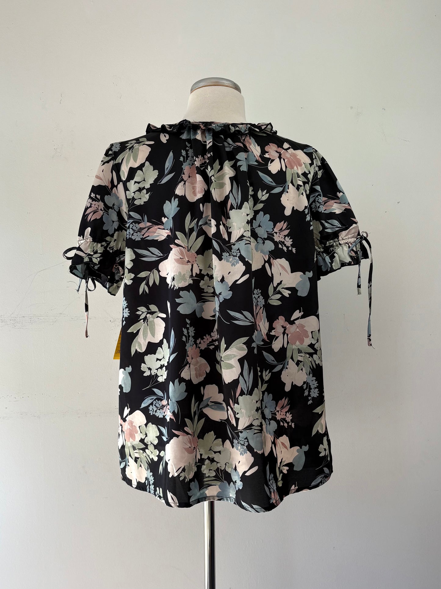 Haut fleuri fond noir, fleurs pastel, manches courtes | PINK-545 (1X)