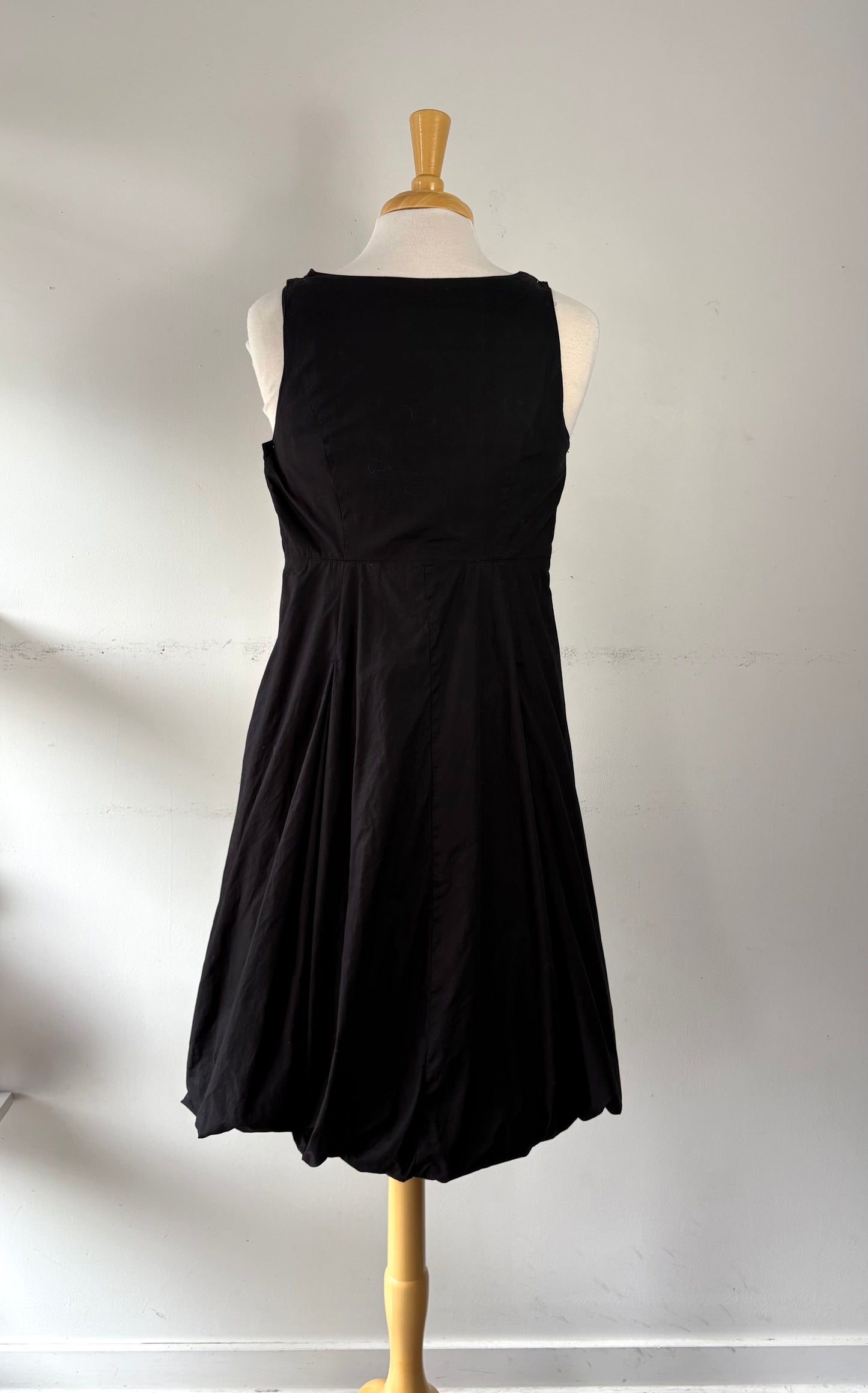 Robe noire broderie sur le haut, bas de la robe bouffant, pas manche | GCAR-36 (XS)