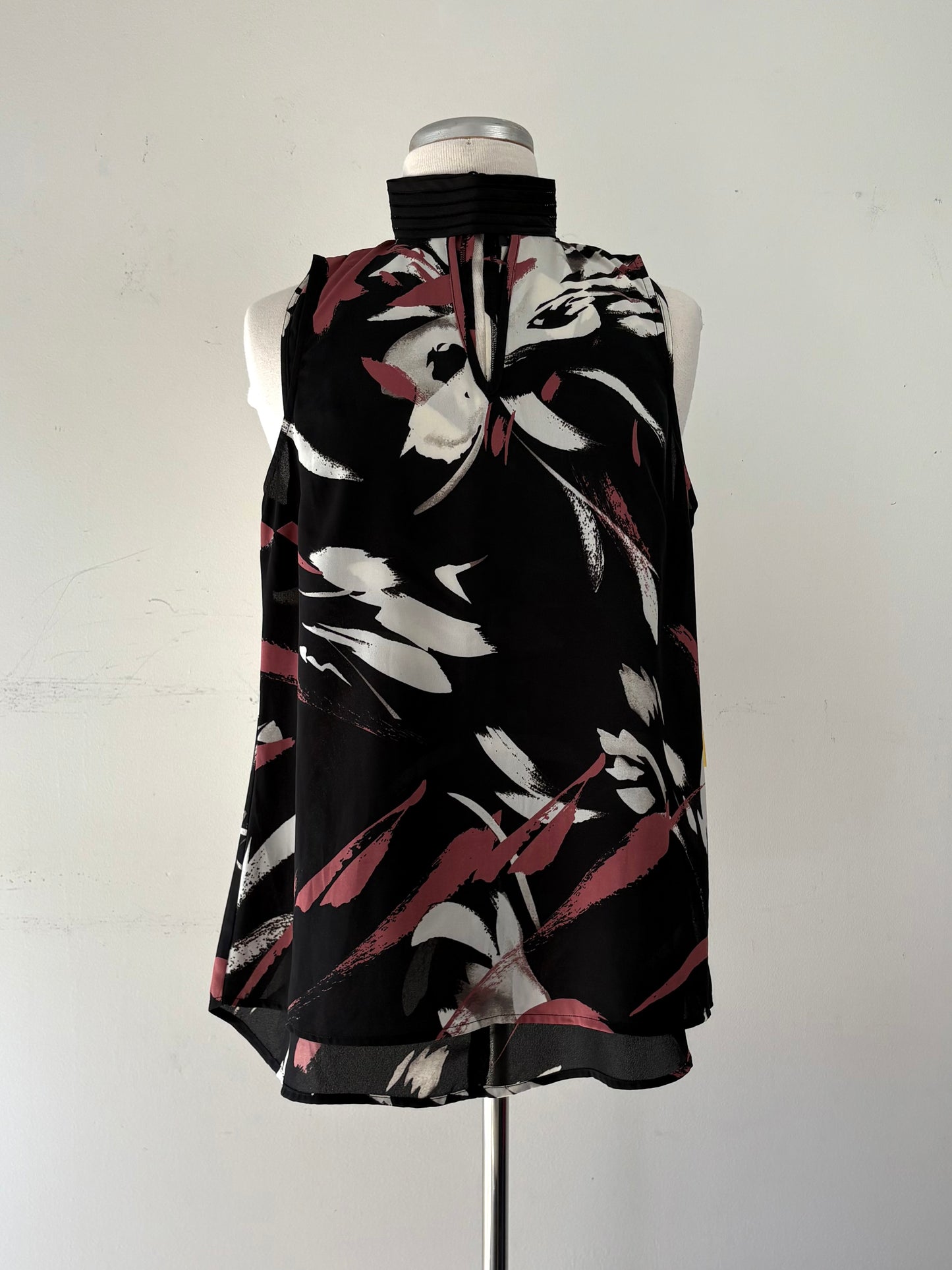 Haut fond noir, motif rose cendré/blanc, encolure en V, pas manche | MNDUH-67 (XS)