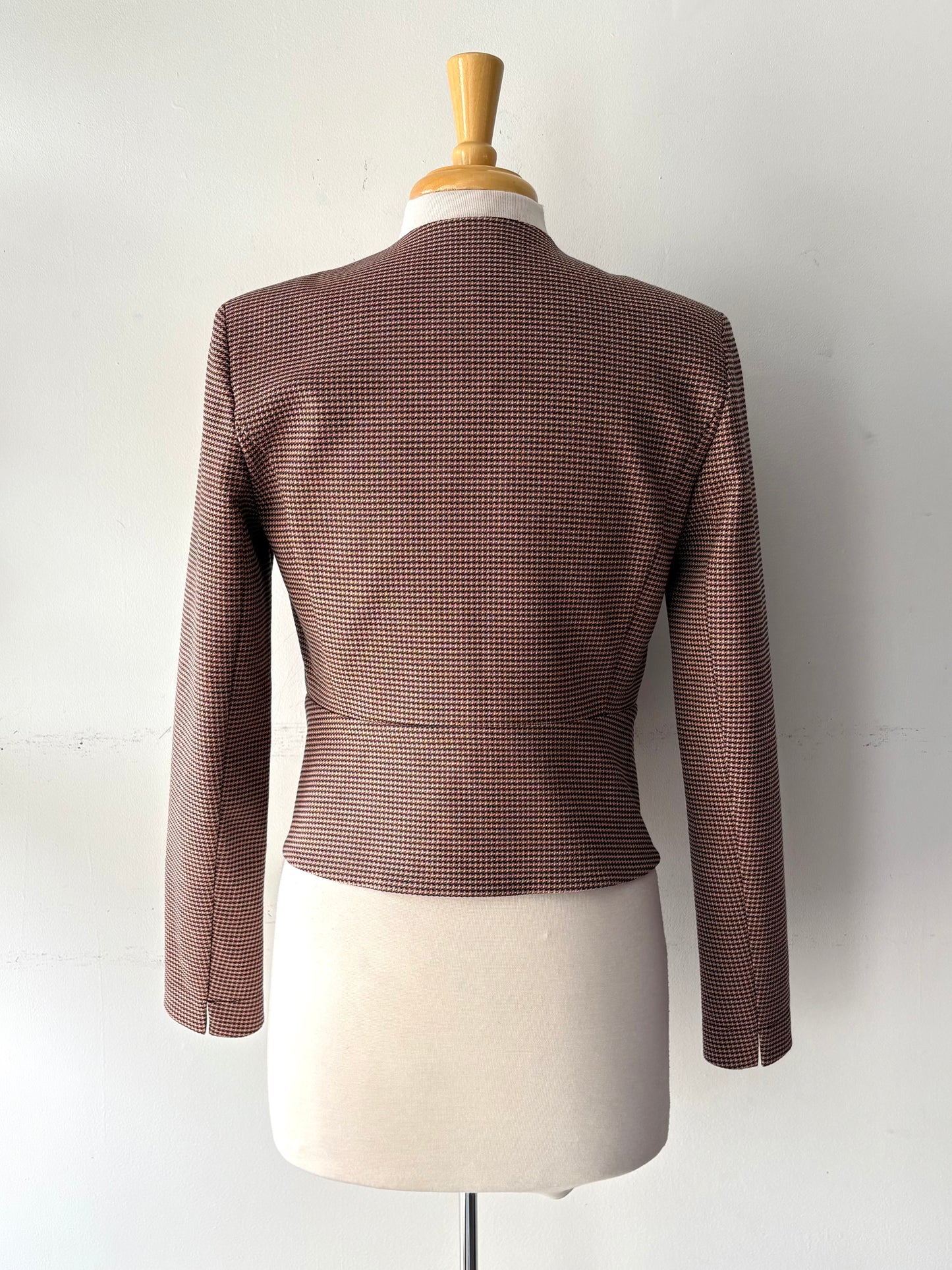 Veston court, motif rose, noir, fermeture éclair devant et poches | PINK-460 (S)