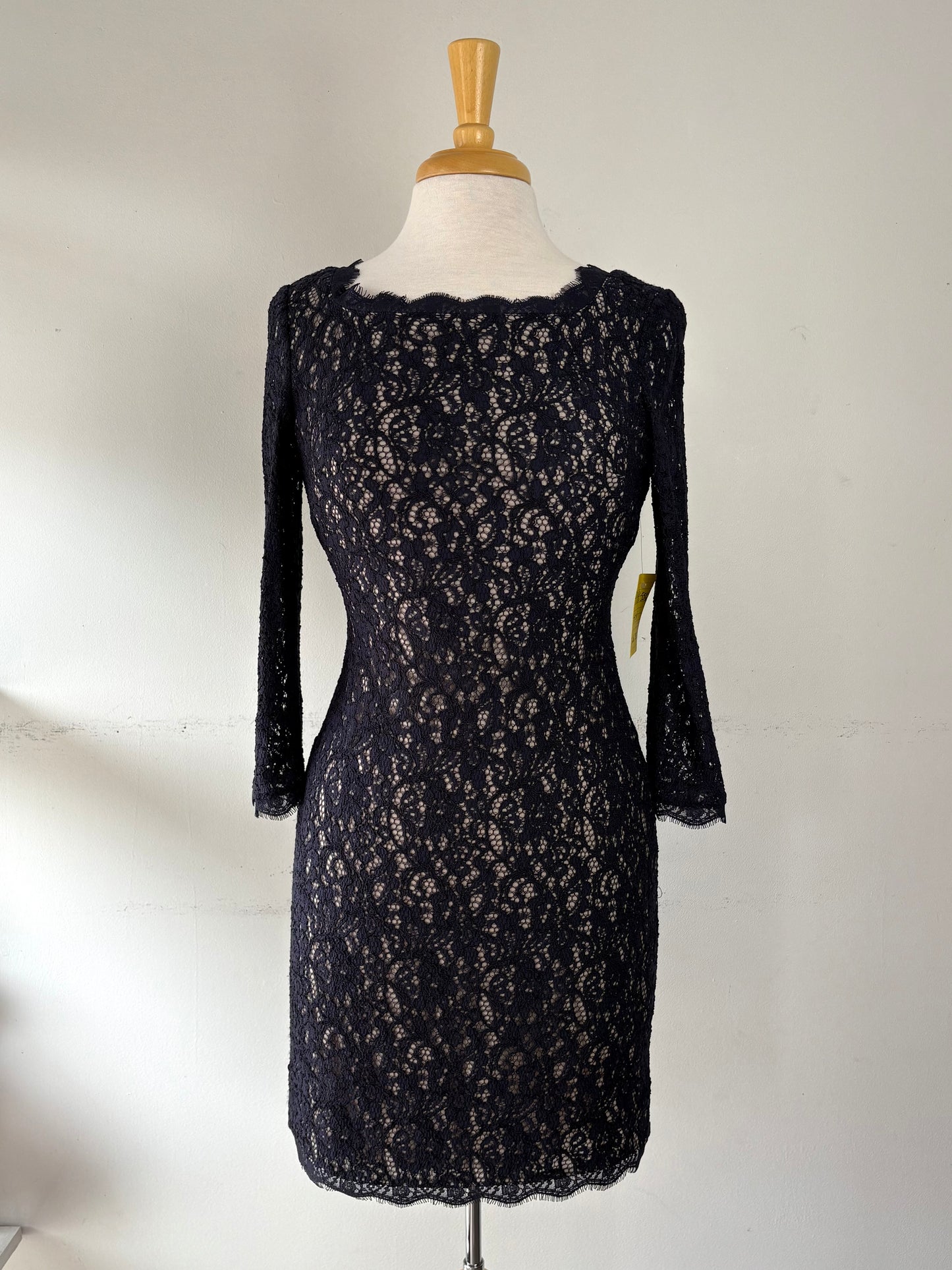 Robe en dentelle marine étroite, encolure évasée, manche 3/4 | PINK-556 (38)