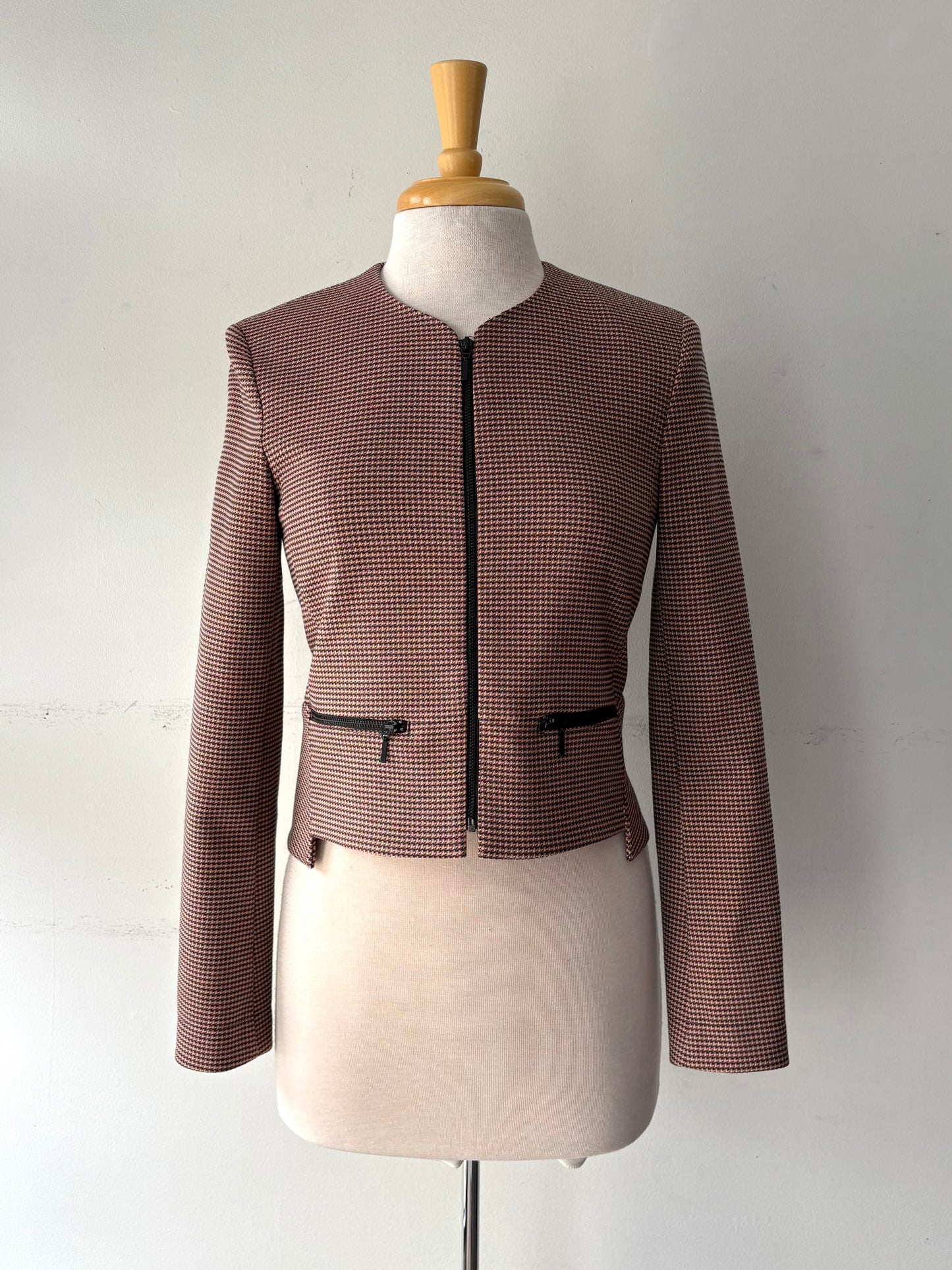 Veston court, motif rose, noir, fermeture éclair devant et poches | PINK-460 (S)