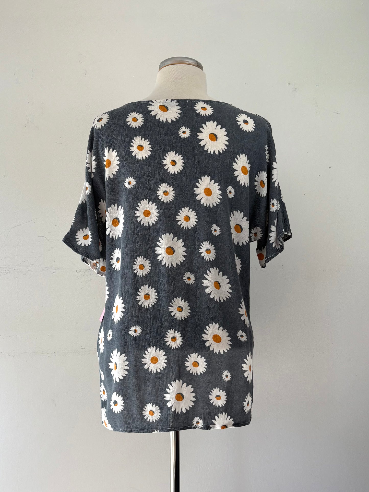 Haut gris moyen, marguerites blanches, encolure évasée, manche courte | MNDUH-93 (L)