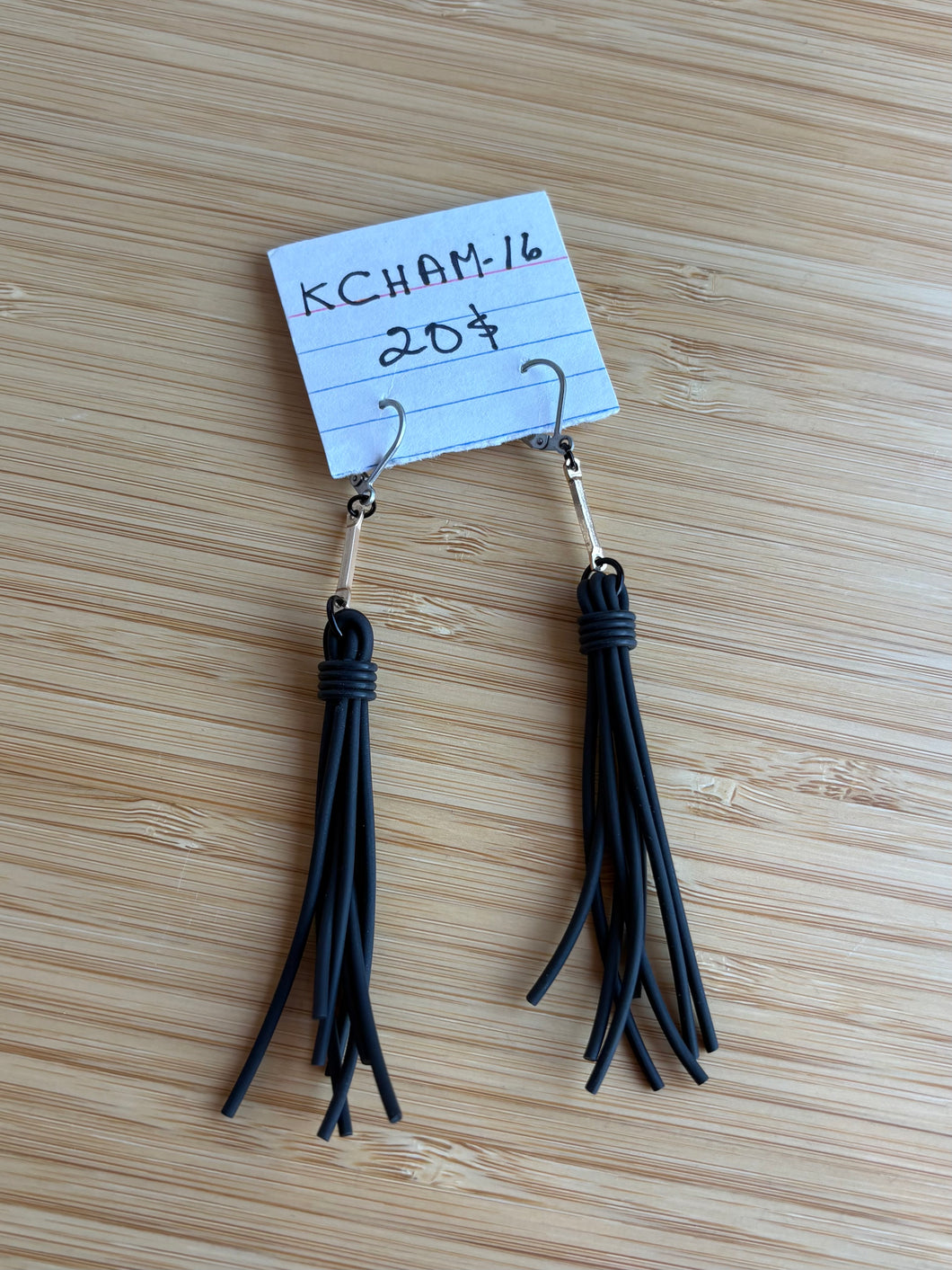 Boucle d'oreilles avec fines lanière noires | KCHAM-16